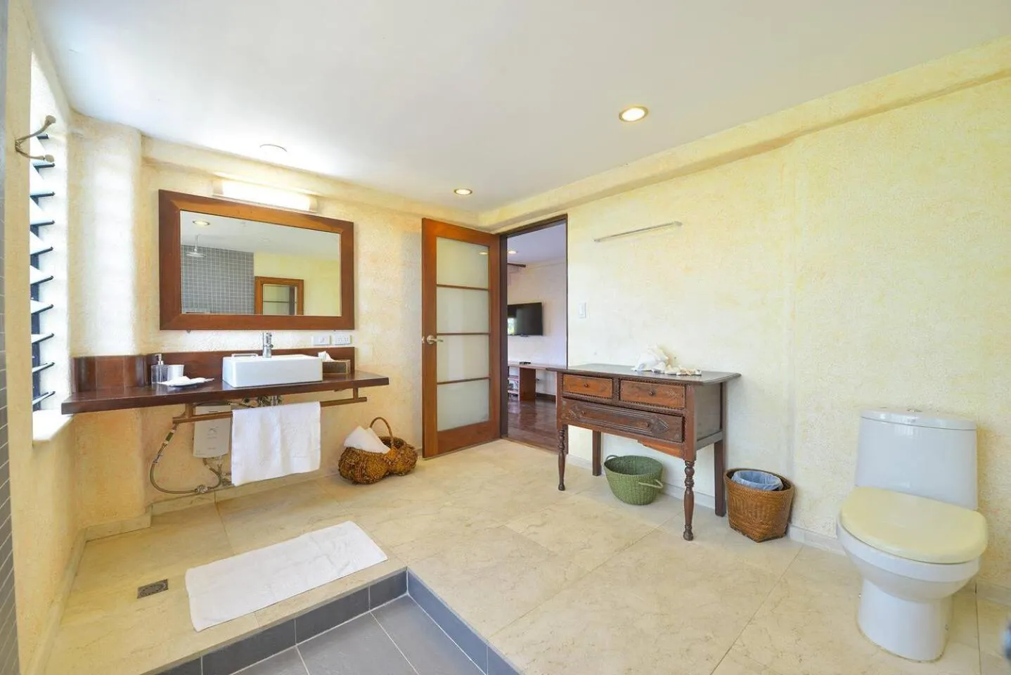 Toilet in Biancas Garden Apartments Boracay