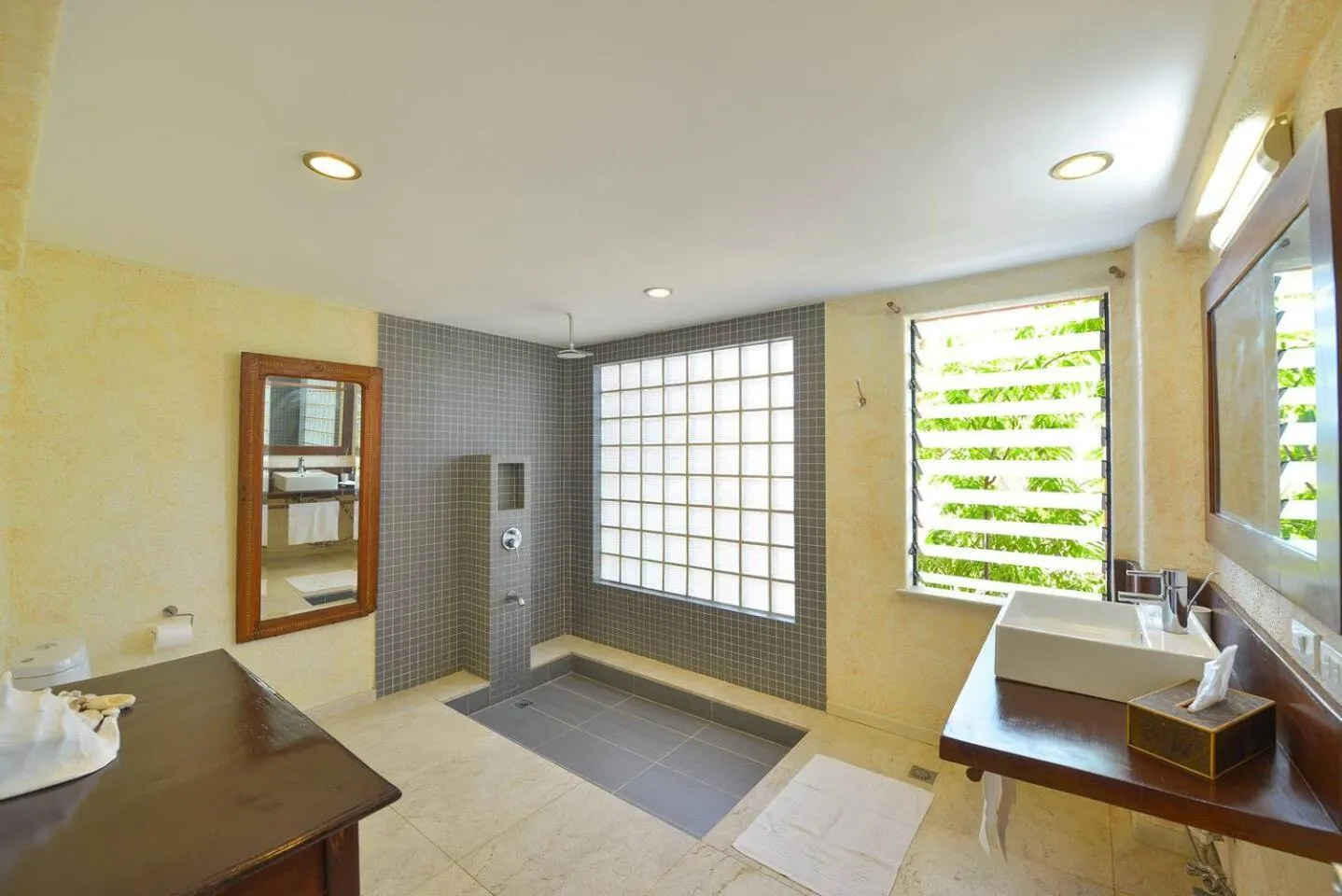 Toilet in Biancas Garden Apartments Boracay