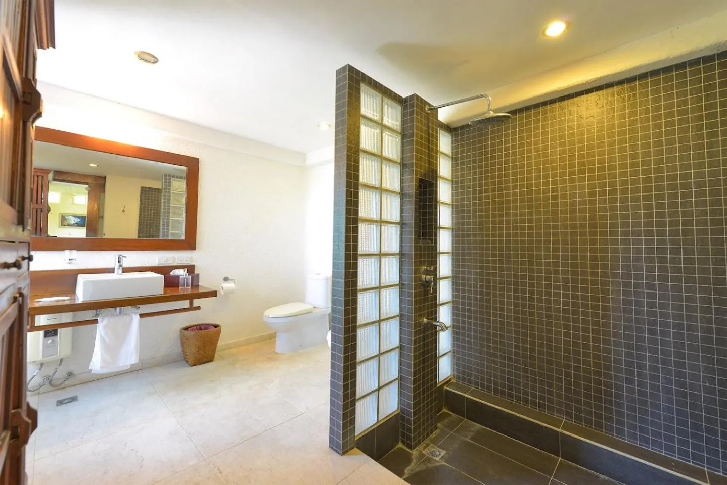 Shower in Biancas Garden Apartments Boracay