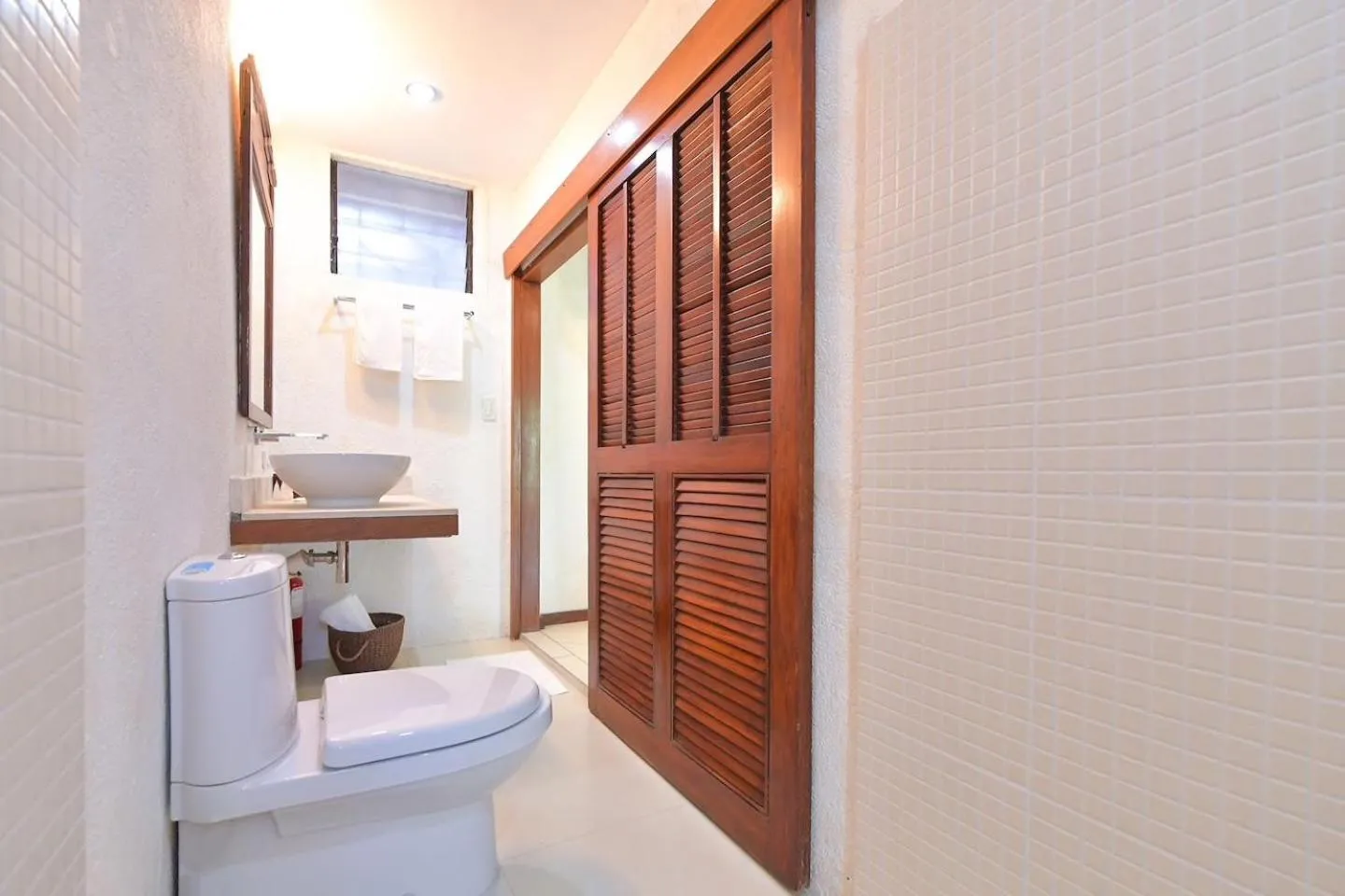 Toilet in Biancas Garden Apartments Boracay