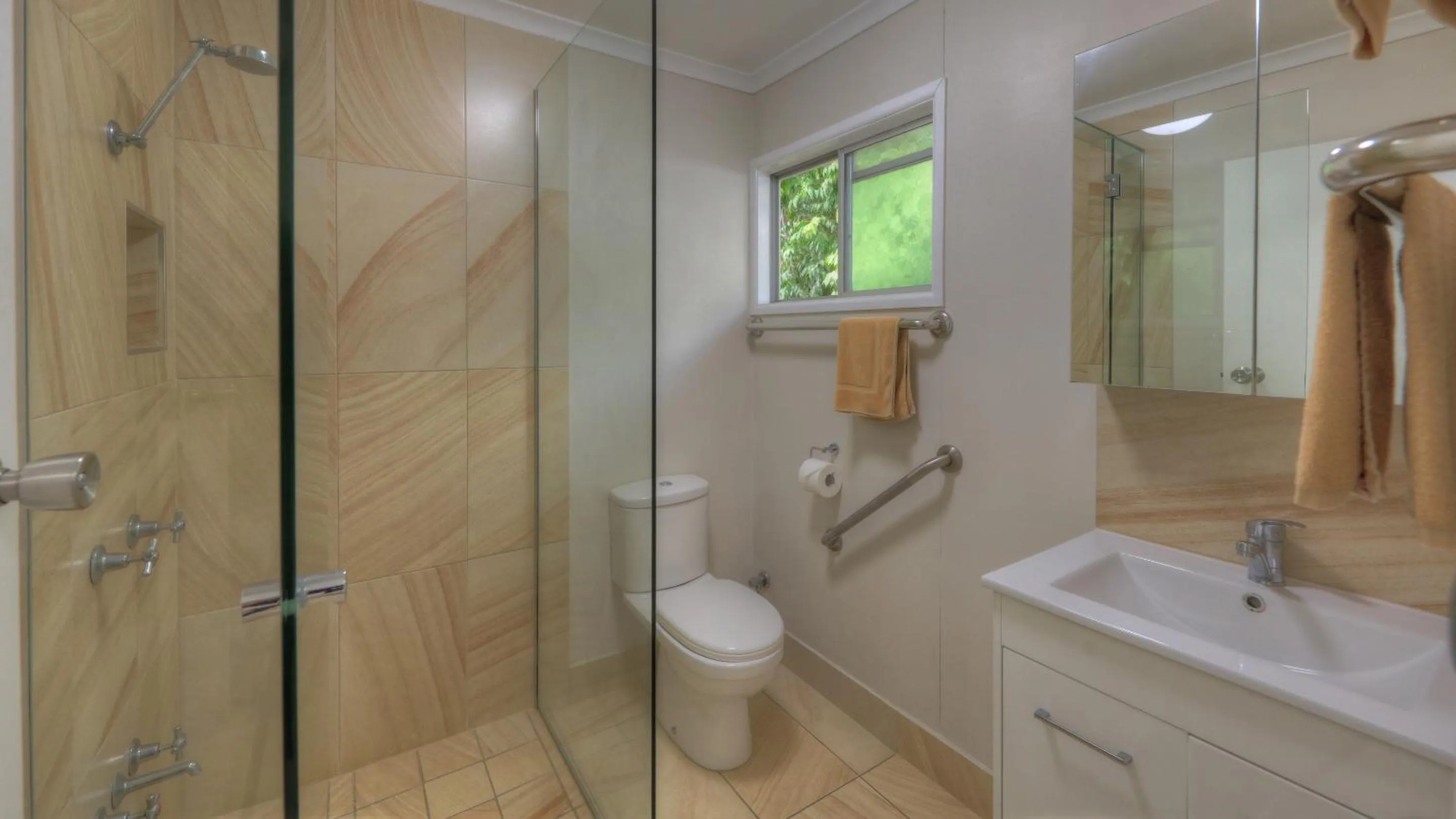 Shower in Atherton Hinterland Motel