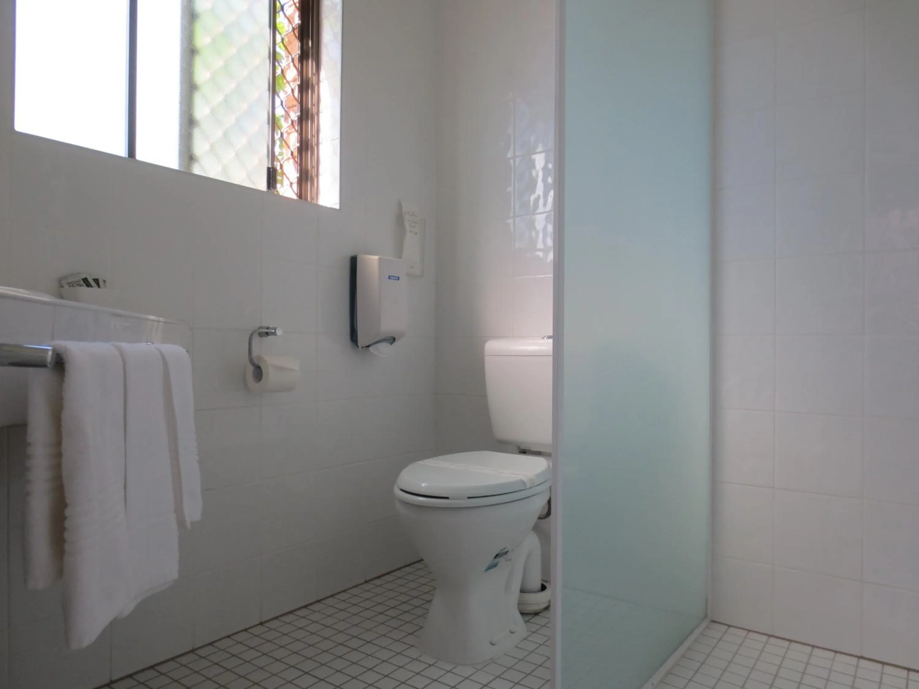 Bathroom in Aspley Pioneer Motel