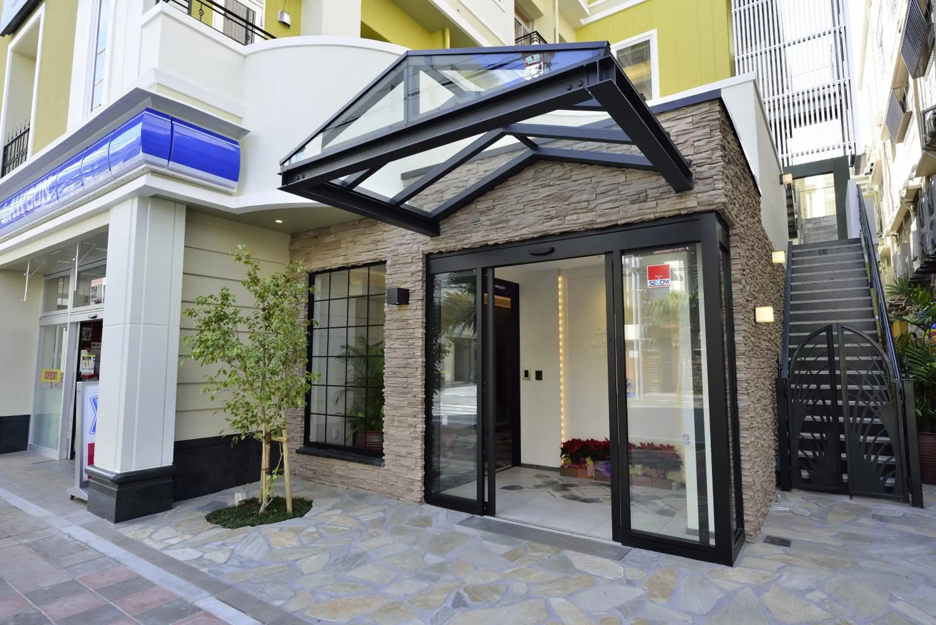 Facade/entrance in Kariyushi LCH. Izumizaki Kencho Mae Facade/entrance in Kariyushi LCH. Izumizaki Kencho Mae