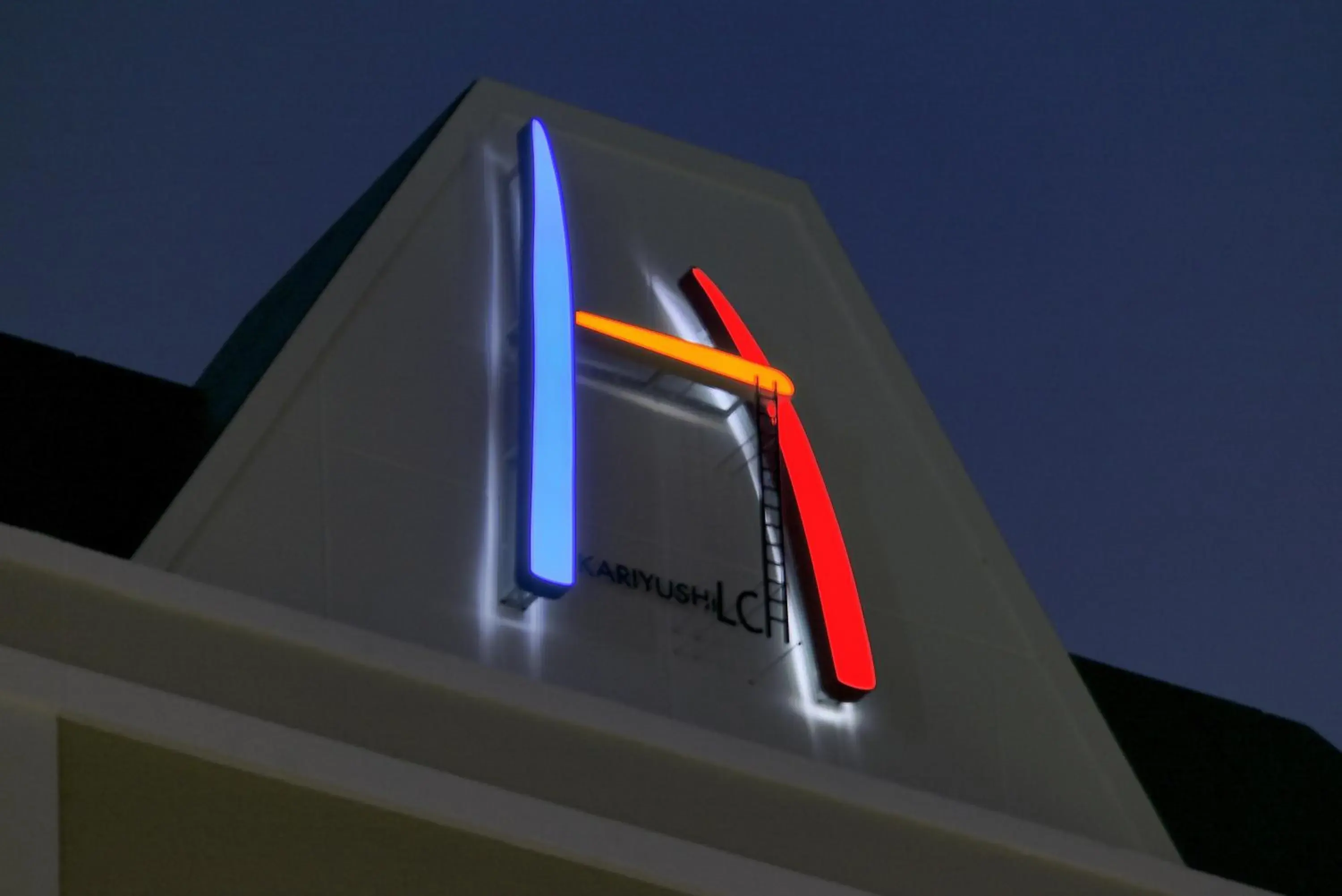 Facade/entrance in Kariyushi LCH. Izumizaki Kencho Mae Facade/entrance in Kariyushi LCH. Izumizaki Kencho Mae