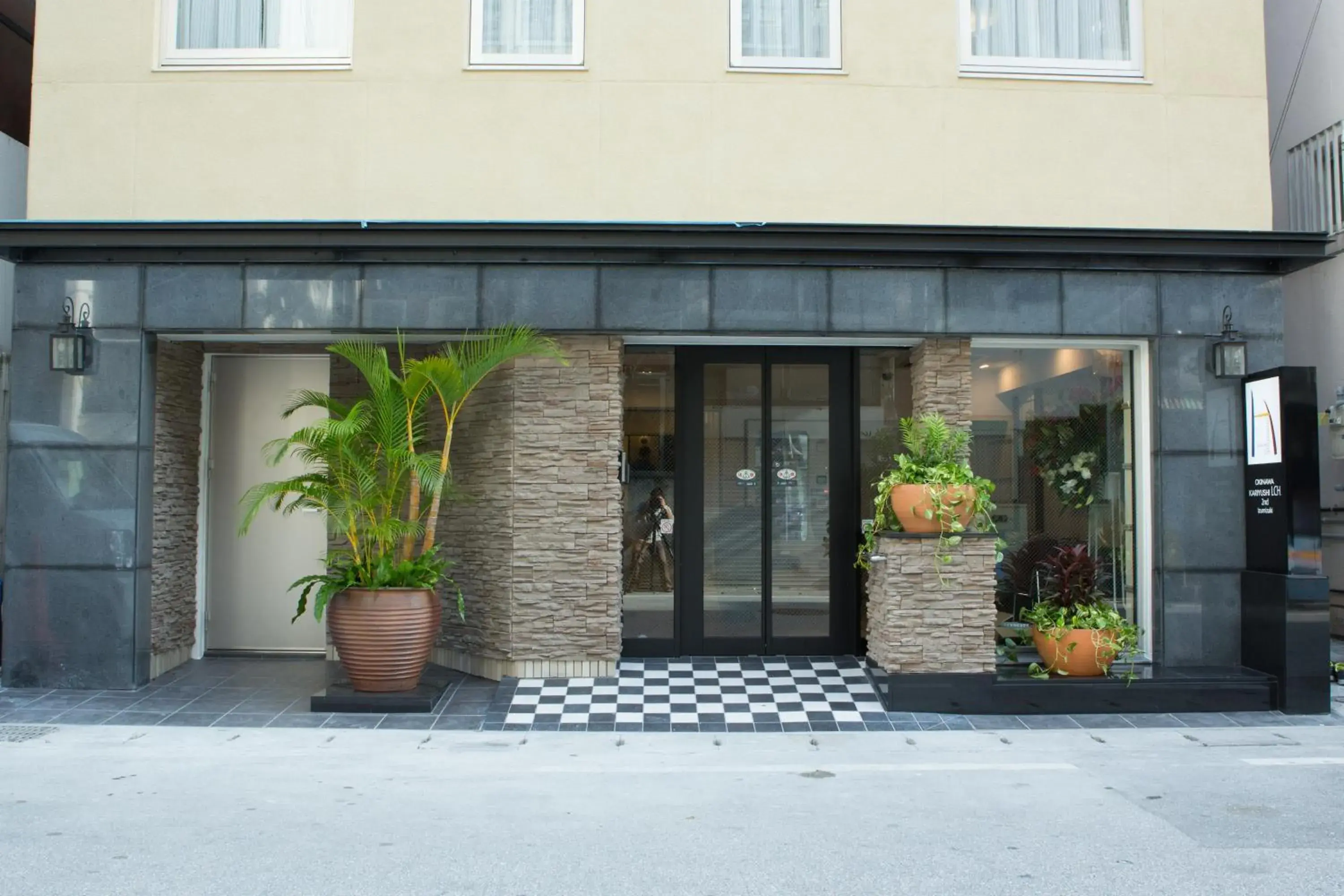 Facade/entrance in Kariyushi LCH. Izumizaki Kencho Mae Facade/entrance in Kariyushi LCH. Izumizaki Kencho Mae