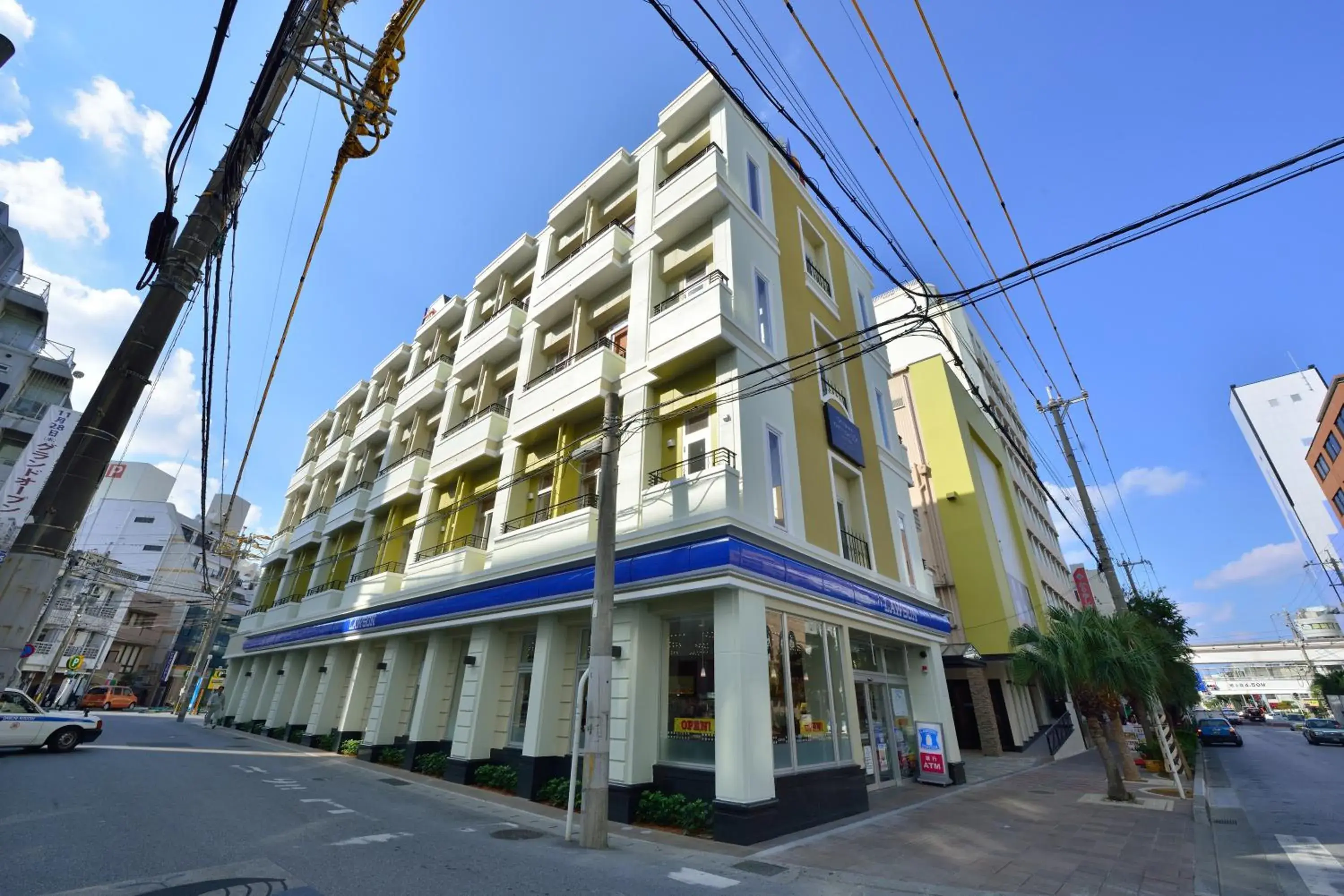 Facade/entrance in Kariyushi LCH. Izumizaki Kencho Mae Facade/entrance in Kariyushi LCH. Izumizaki Kencho Mae