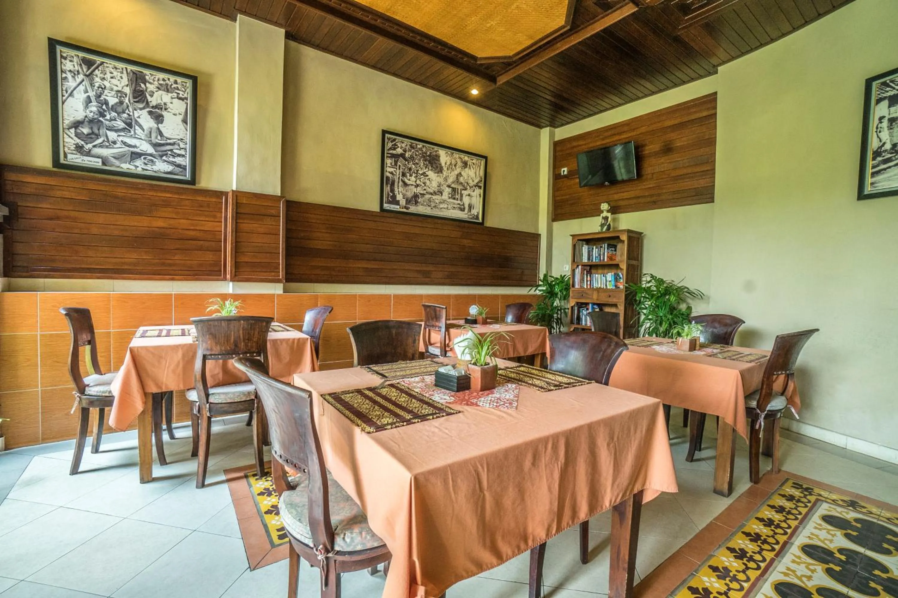 Restaurant/places to eat in Alam Terrace Cottages