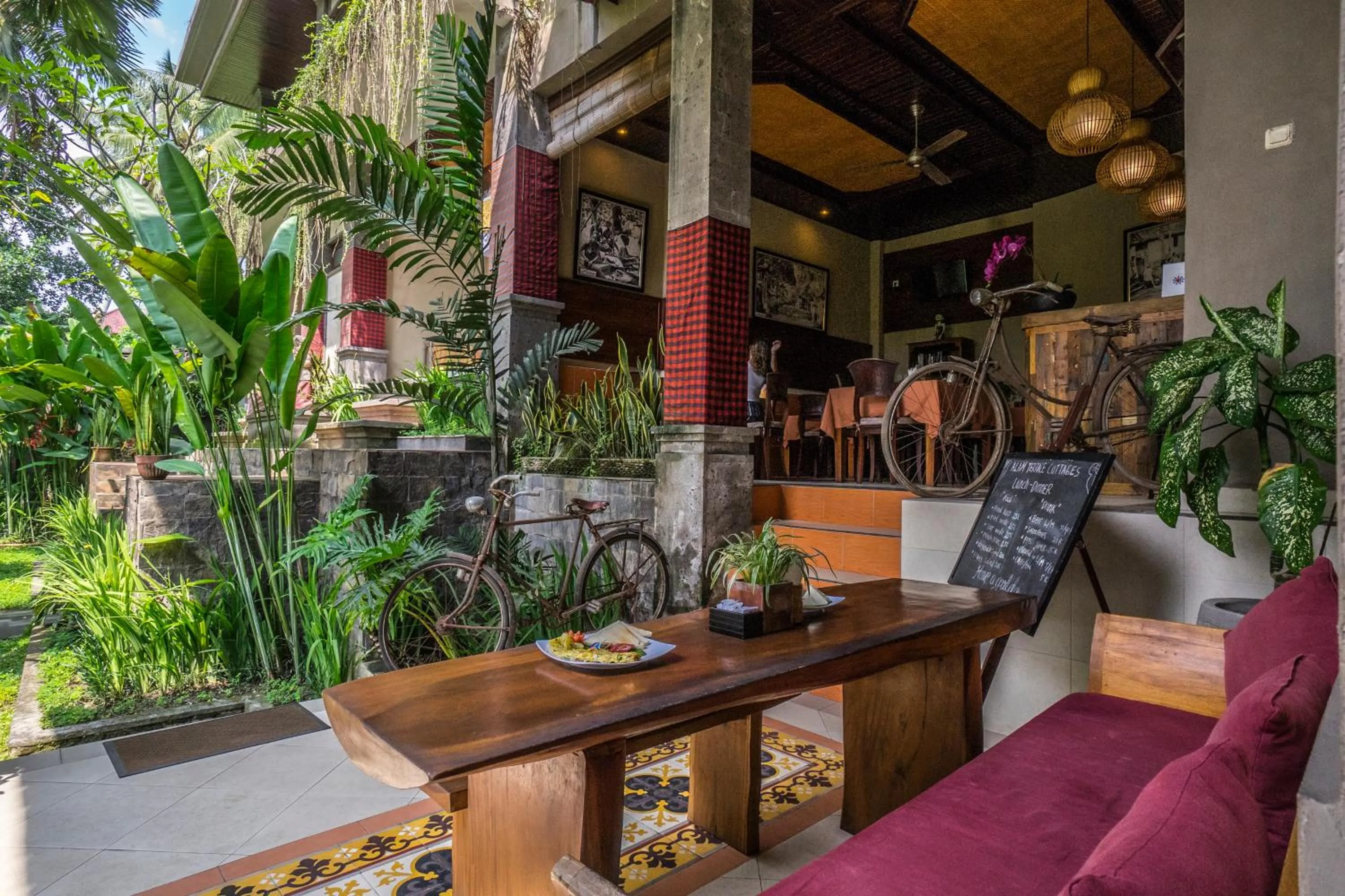 Restaurant/places to eat in Alam Terrace Cottages