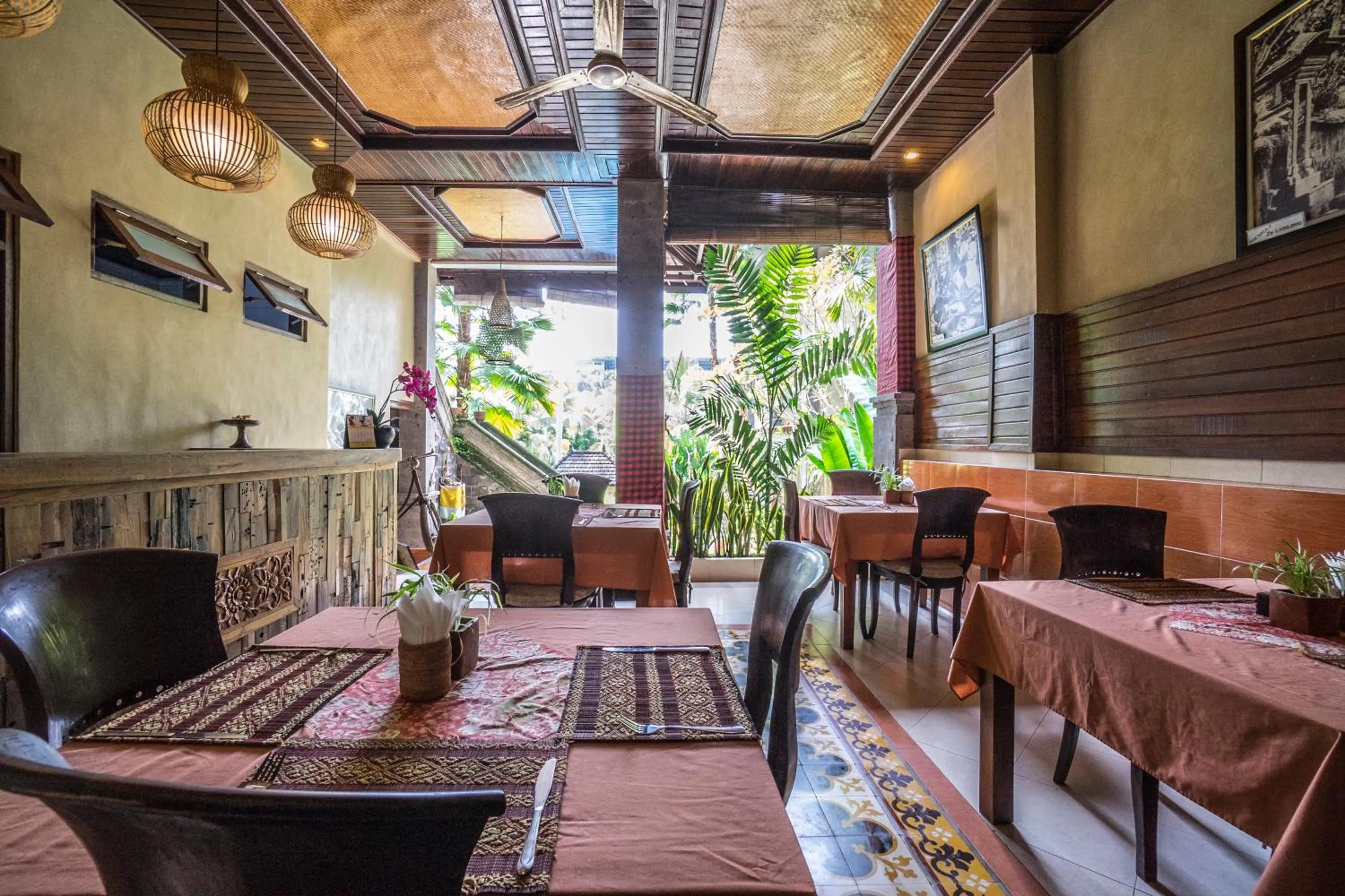 Restaurant/places to eat in Alam Terrace Cottages