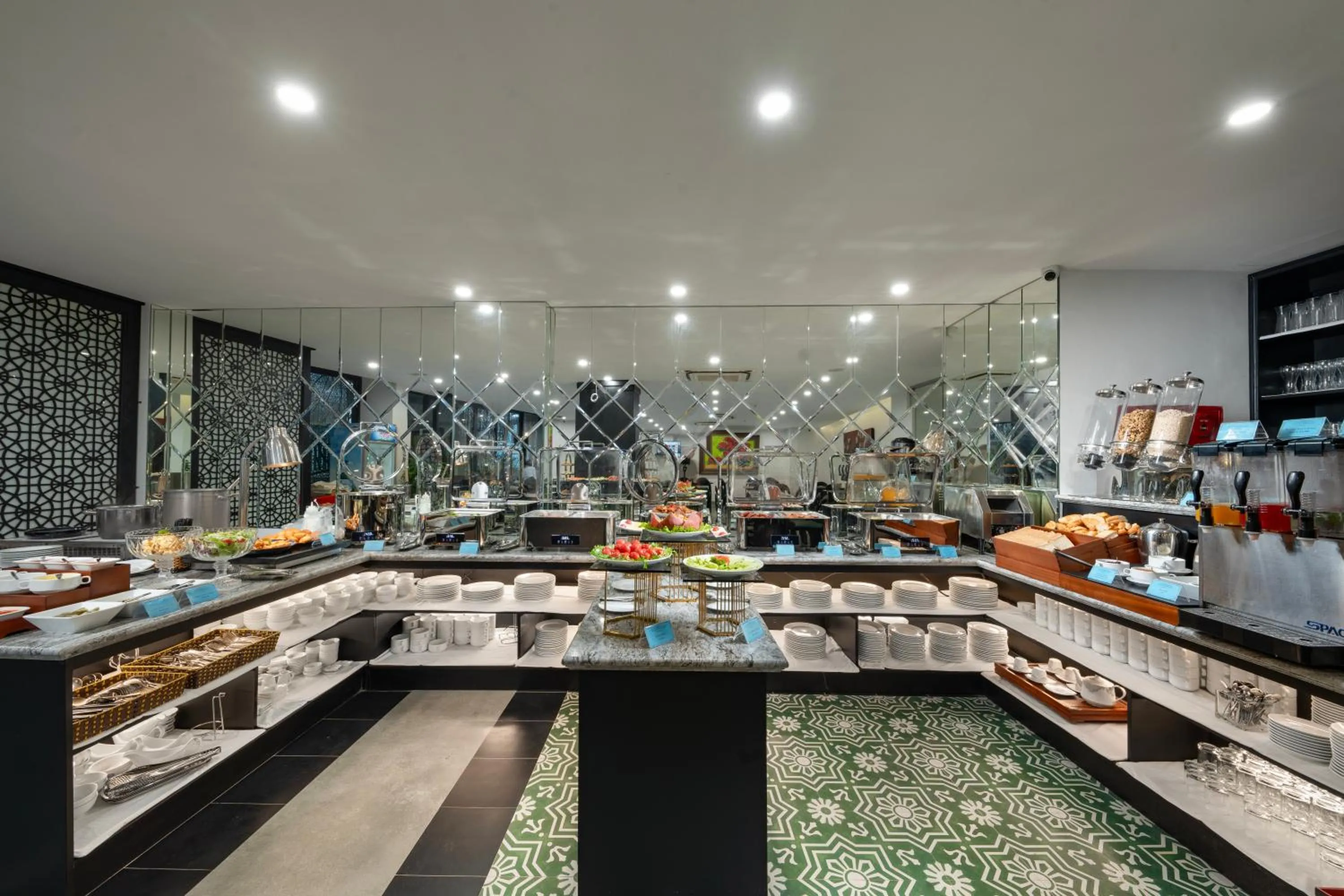 Food and drinks in SQ Hang Gai Hotel & Spa