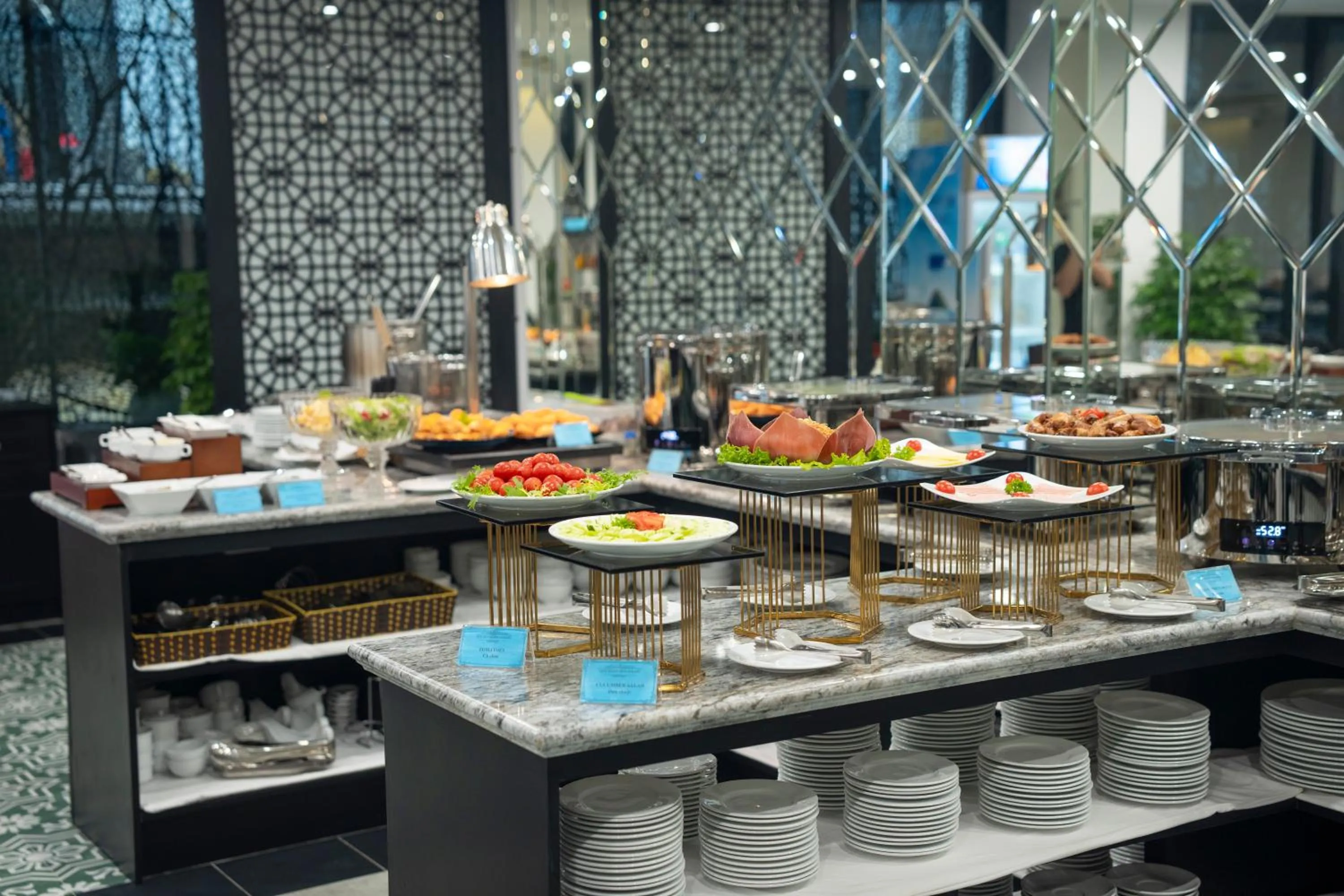 Restaurant/places to eat in SQ Hang Gai Hotel & Spa