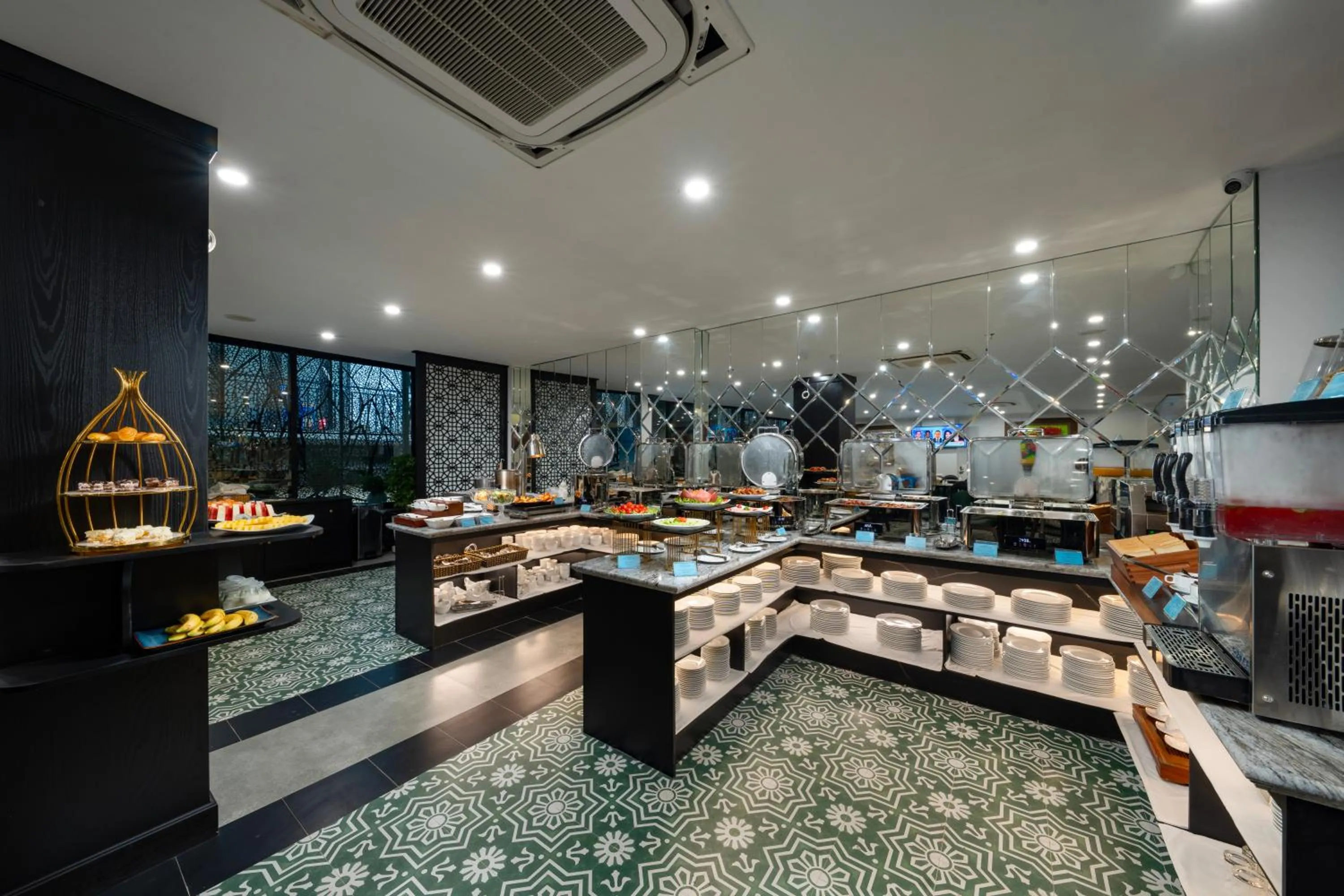 Food and drinks in SQ Hang Gai Hotel & Spa