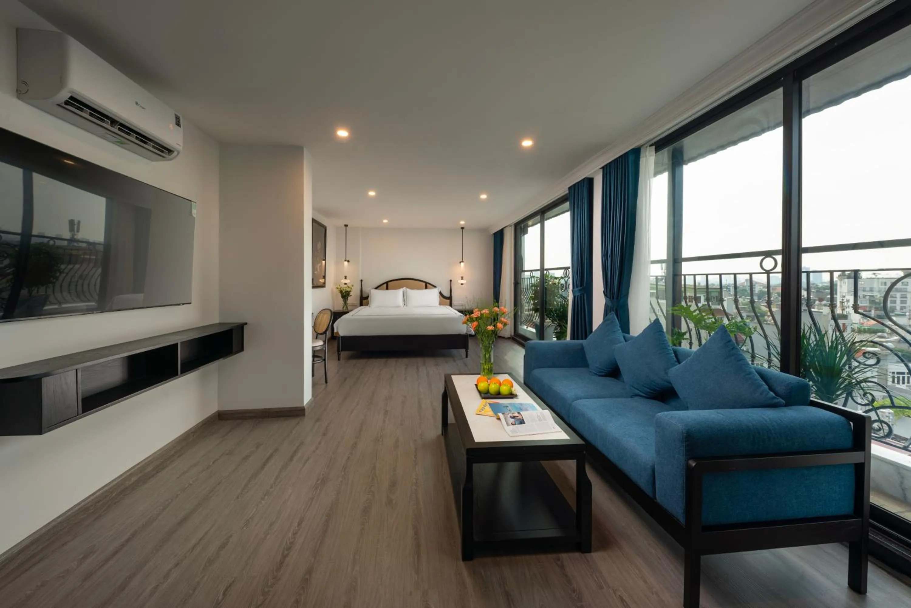 Communal lounge/ TV room, Bed in SQ Hang Gai Hotel & Spa