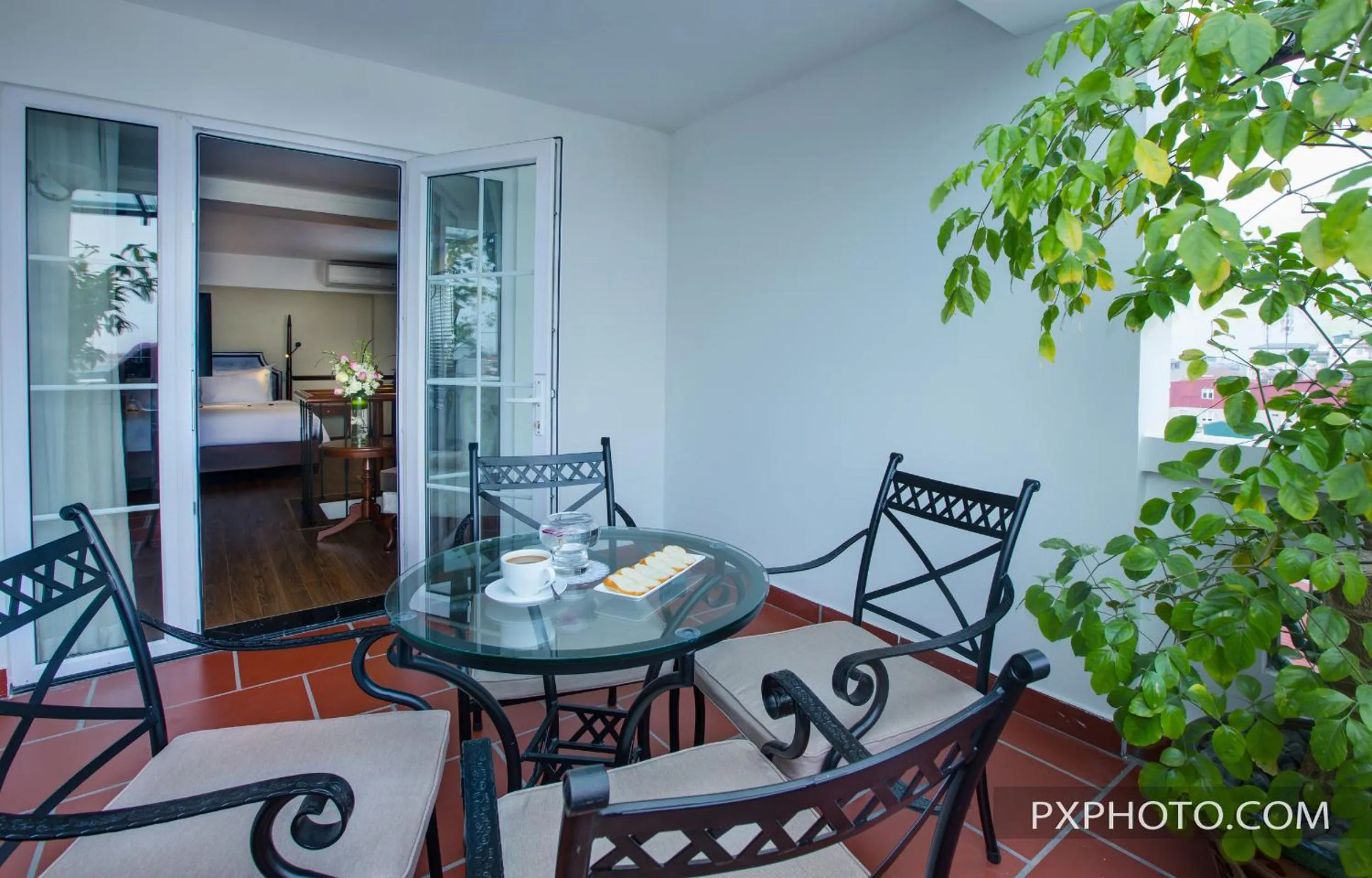 Garden in La Siesta Classic Ma May