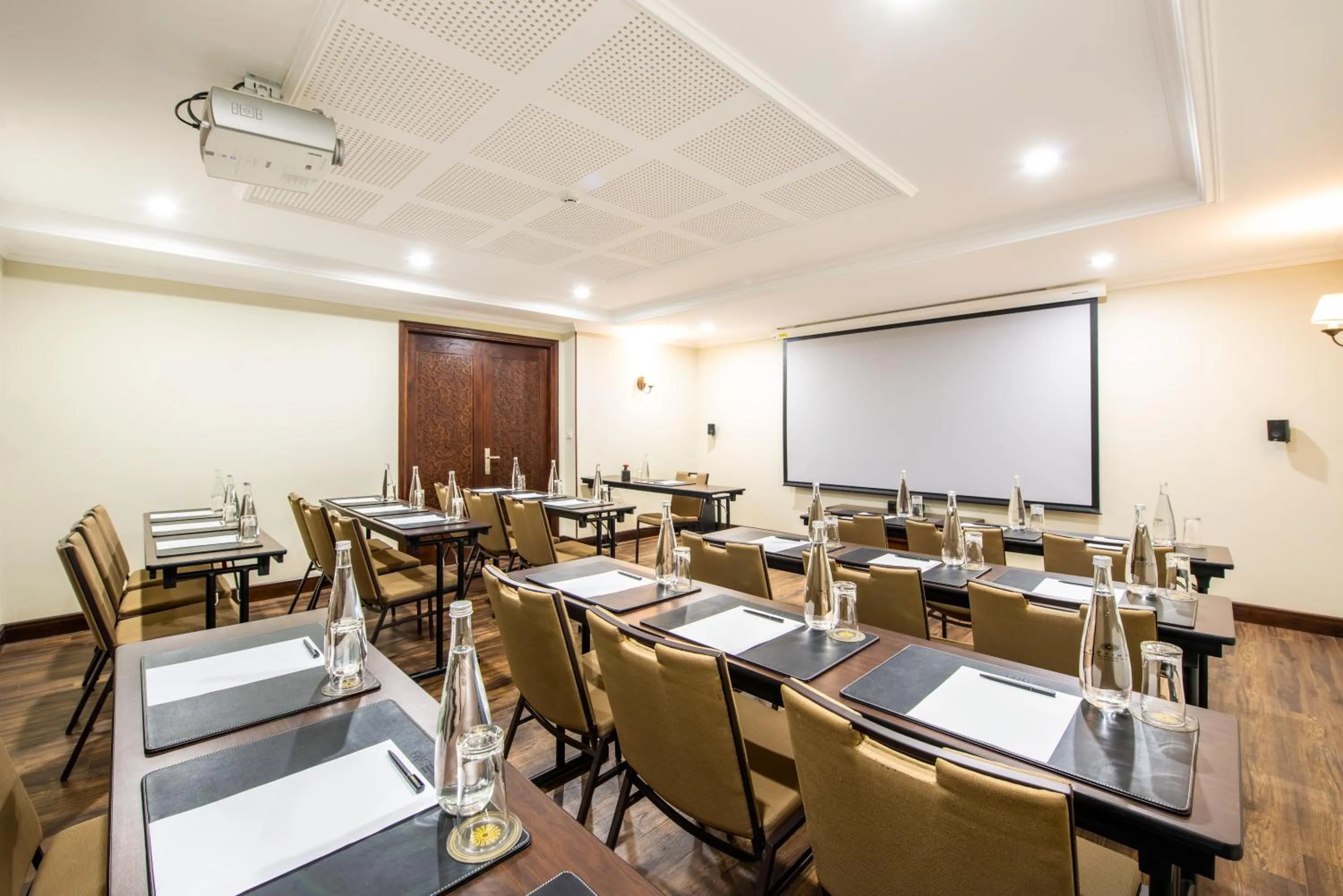 Business facilities in La Siesta Classic Ma May