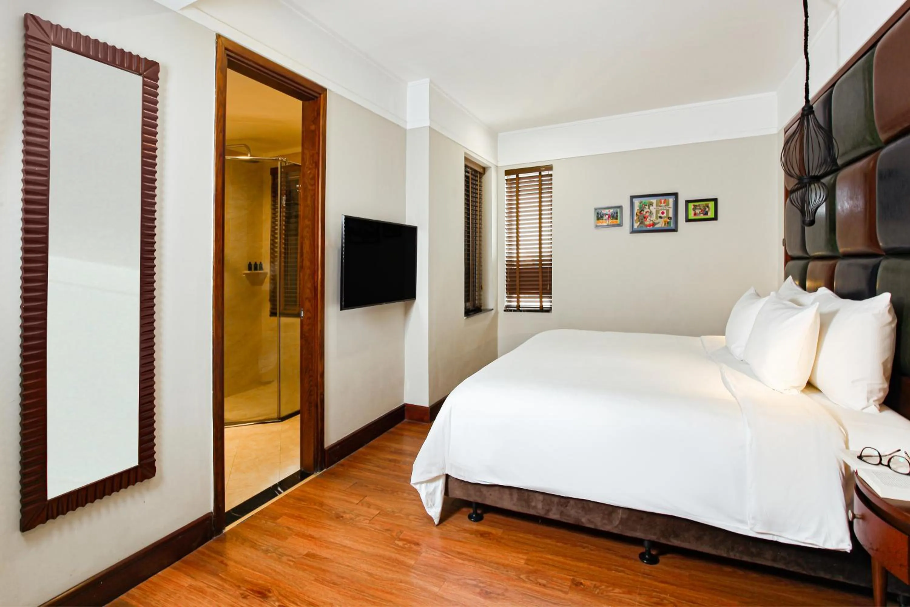 Shower, Bed in La Siesta Classic Ma May