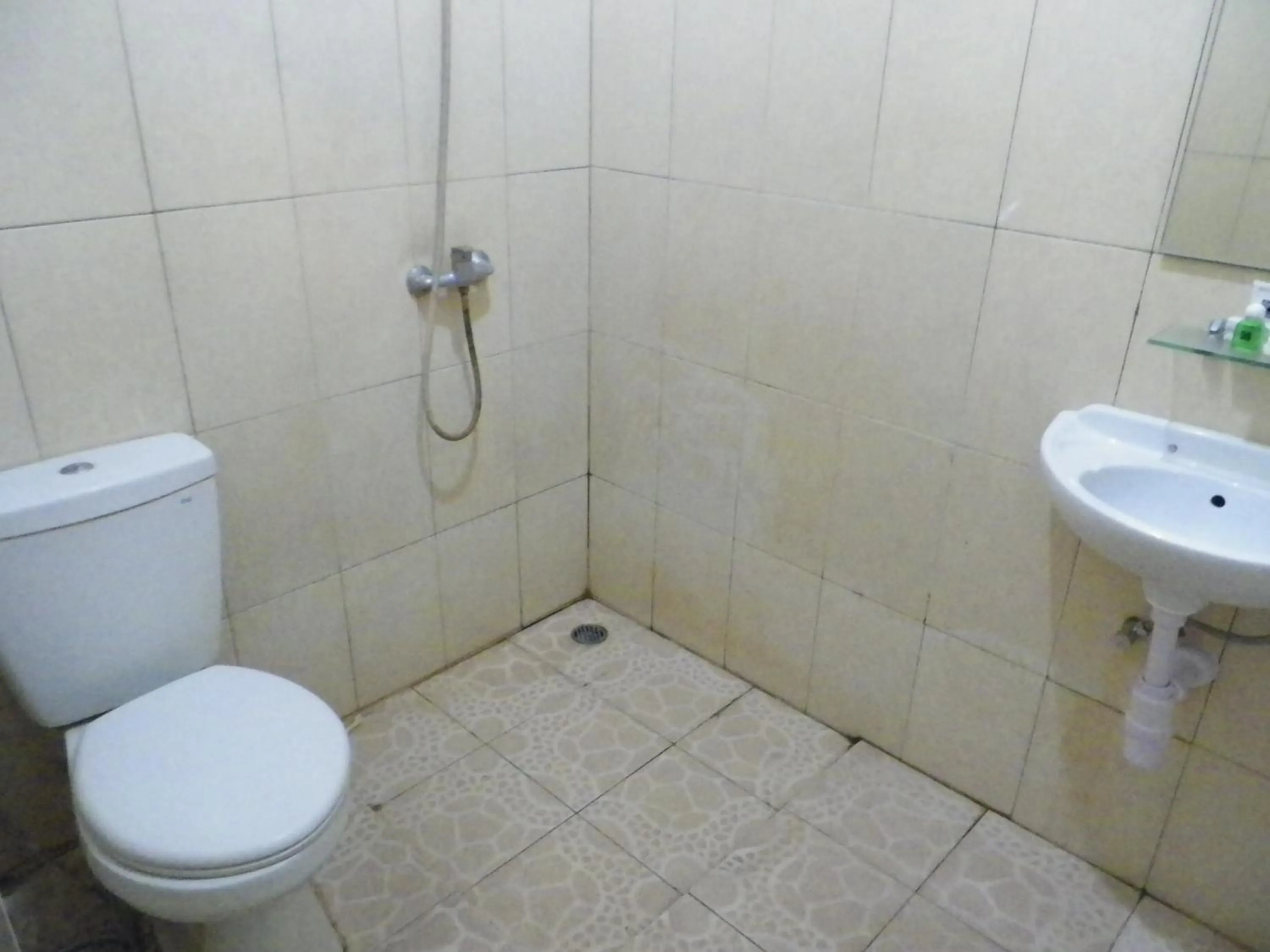 Bathroom in RedDoorz At Jalan Sriwijaya Semarang
