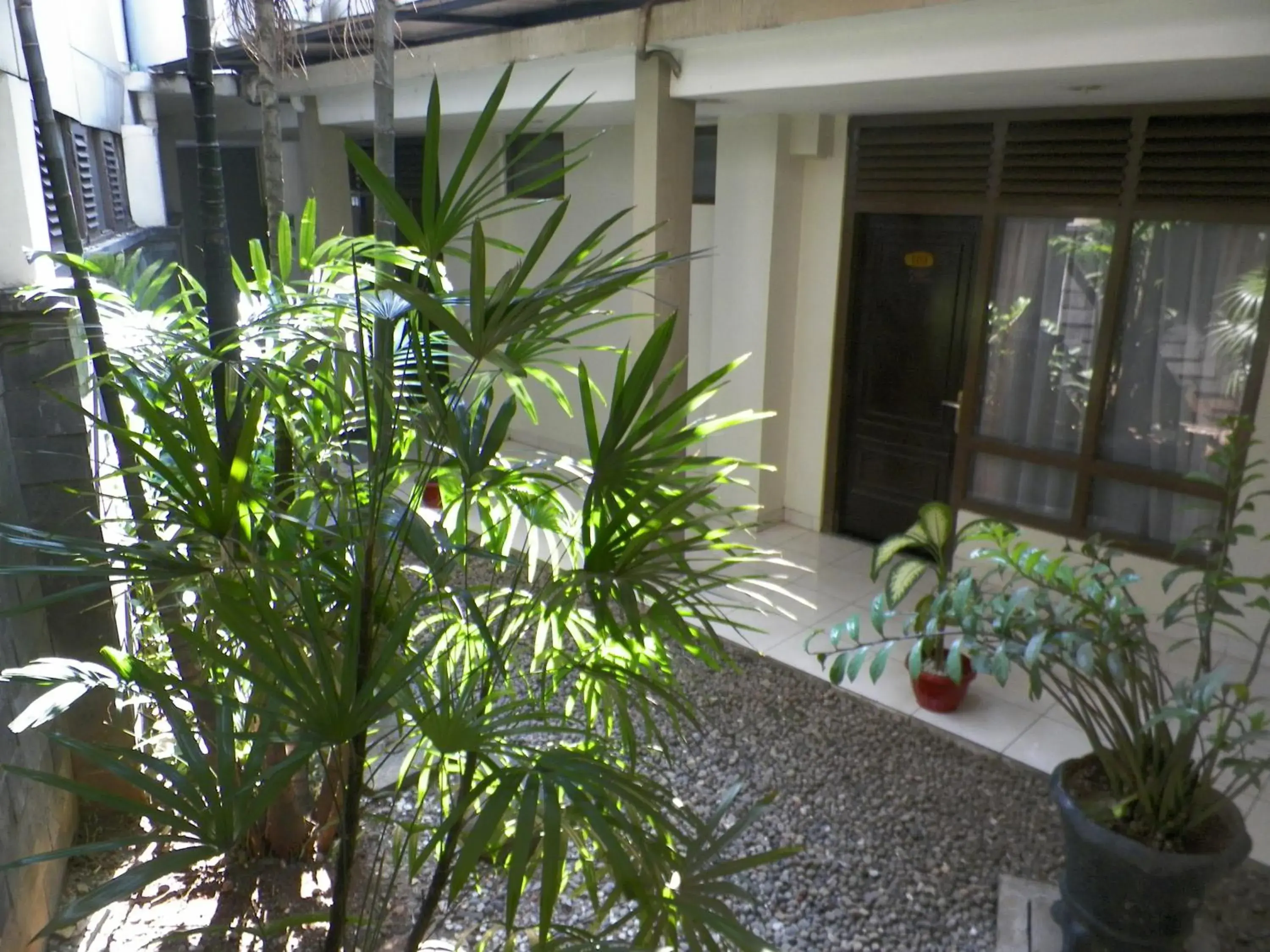 Facade/entrance in RedDoorz At Jalan Sriwijaya Semarang Facade/entrance in RedDoorz At Jalan Sriwijaya Semarang