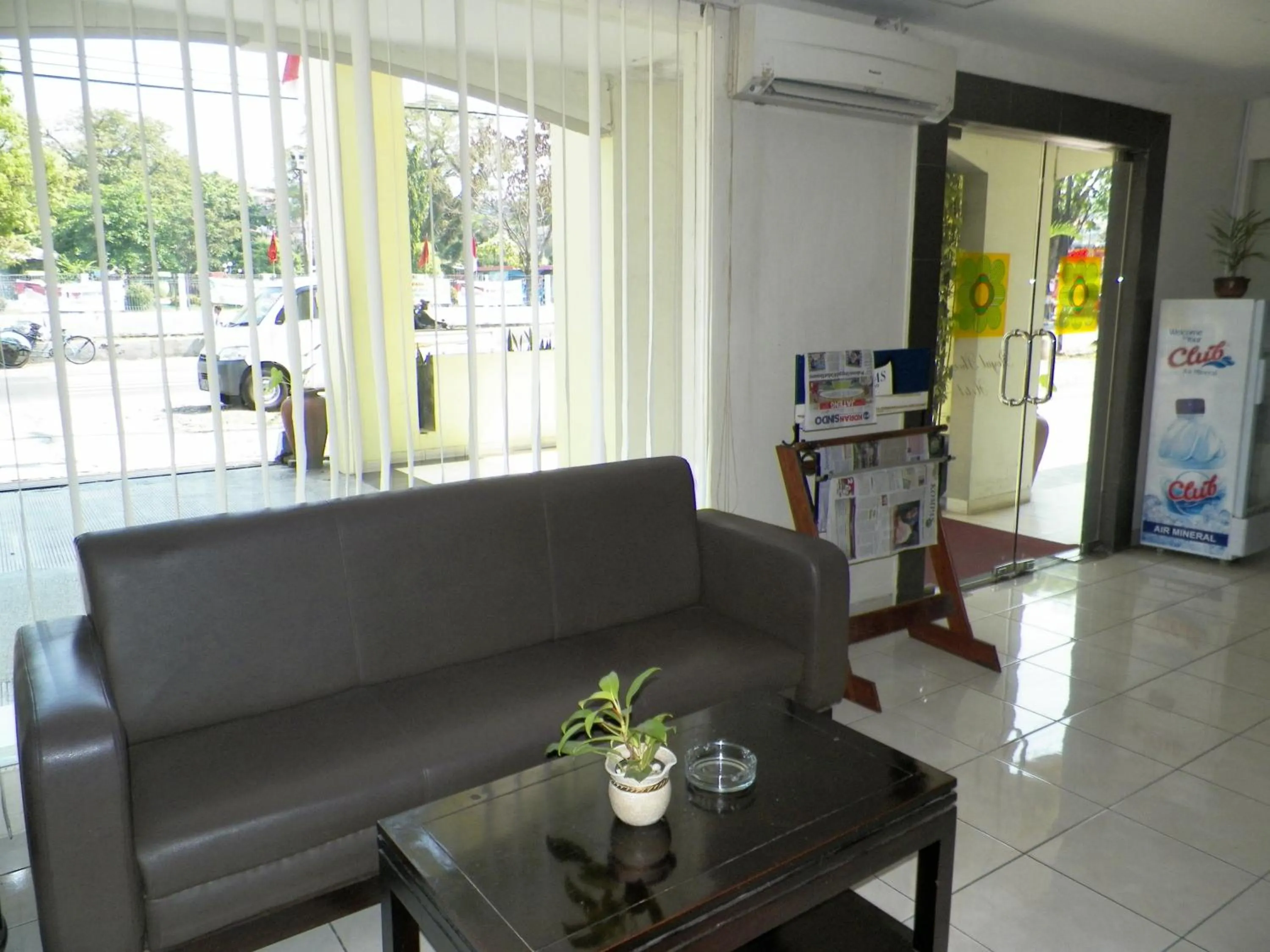 Lobby or reception in RedDoorz At Jalan Sriwijaya Semarang