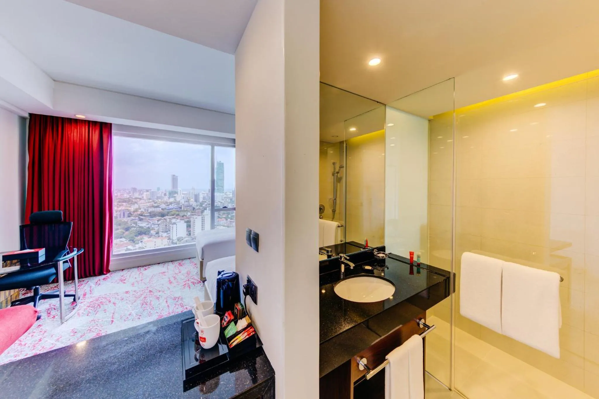 Bathroom in Cinnamon Red Colombo