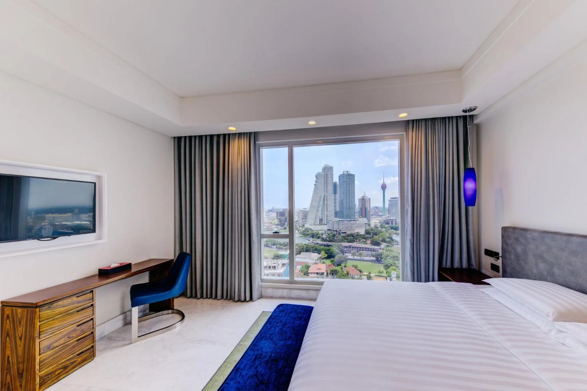 Photo of the whole room, Bed in Cinnamon Red Colombo