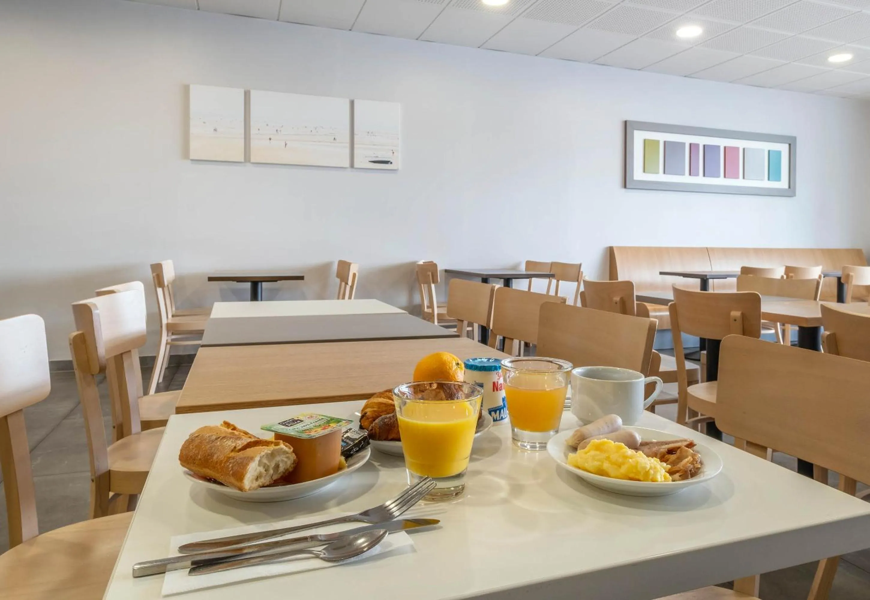 Buffet breakfast in B&B HOTEL La Rochelle Beaulieu Puilboreau