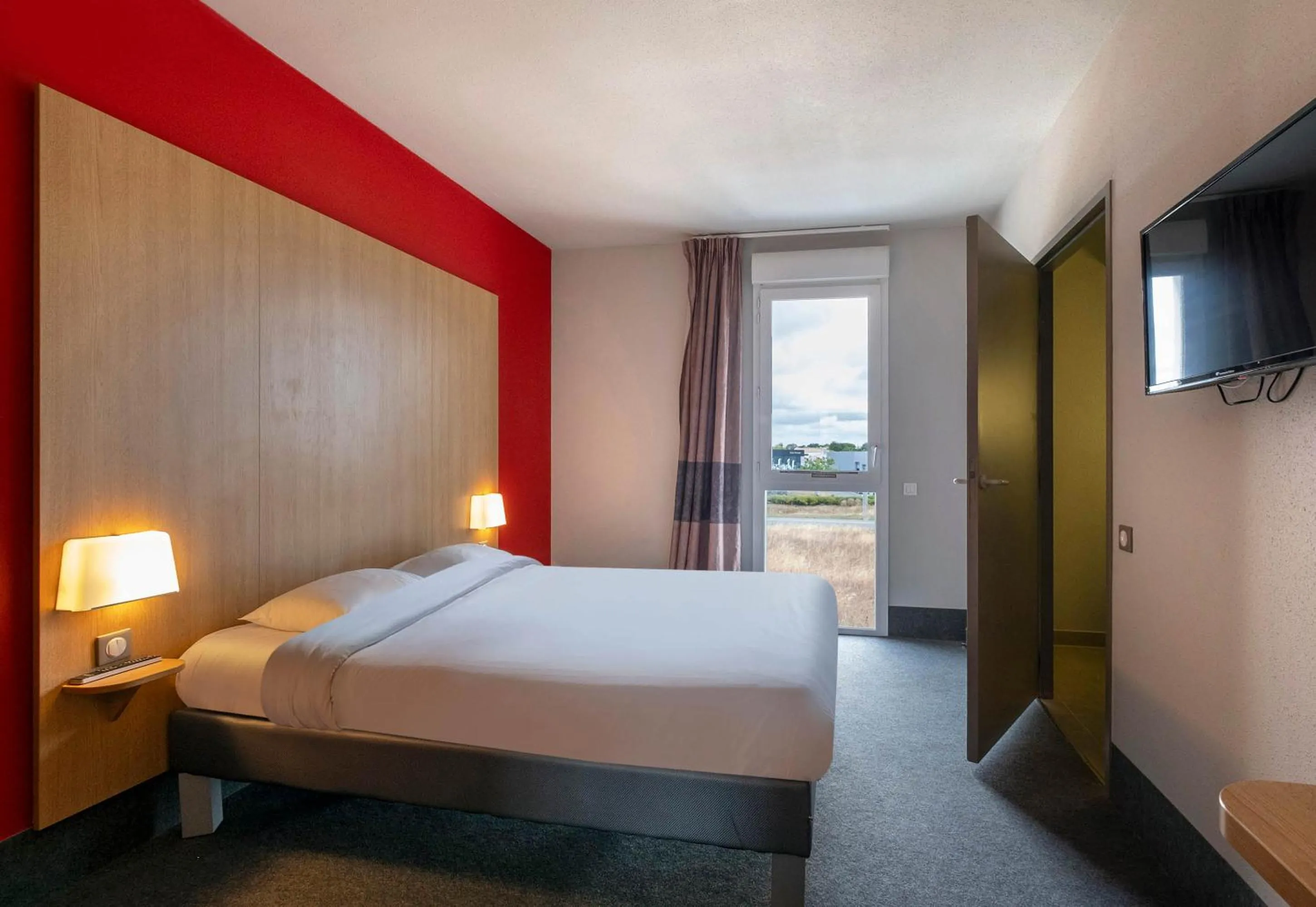 Bedroom, Bed in B&B HOTEL La Rochelle Beaulieu Puilboreau