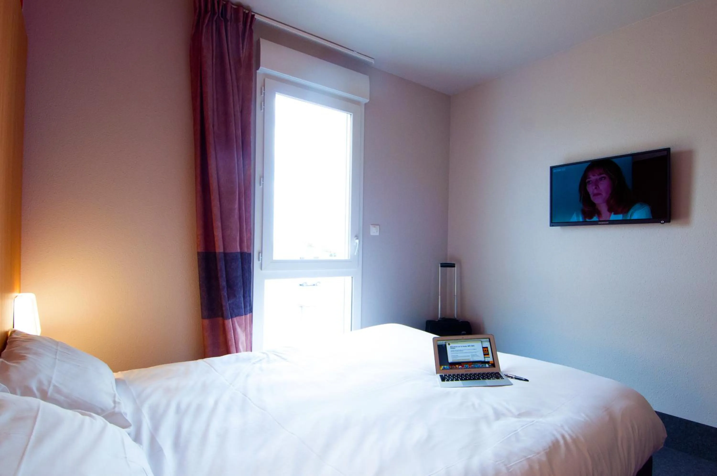 Bed in B&B HOTEL La Rochelle Beaulieu Puilboreau