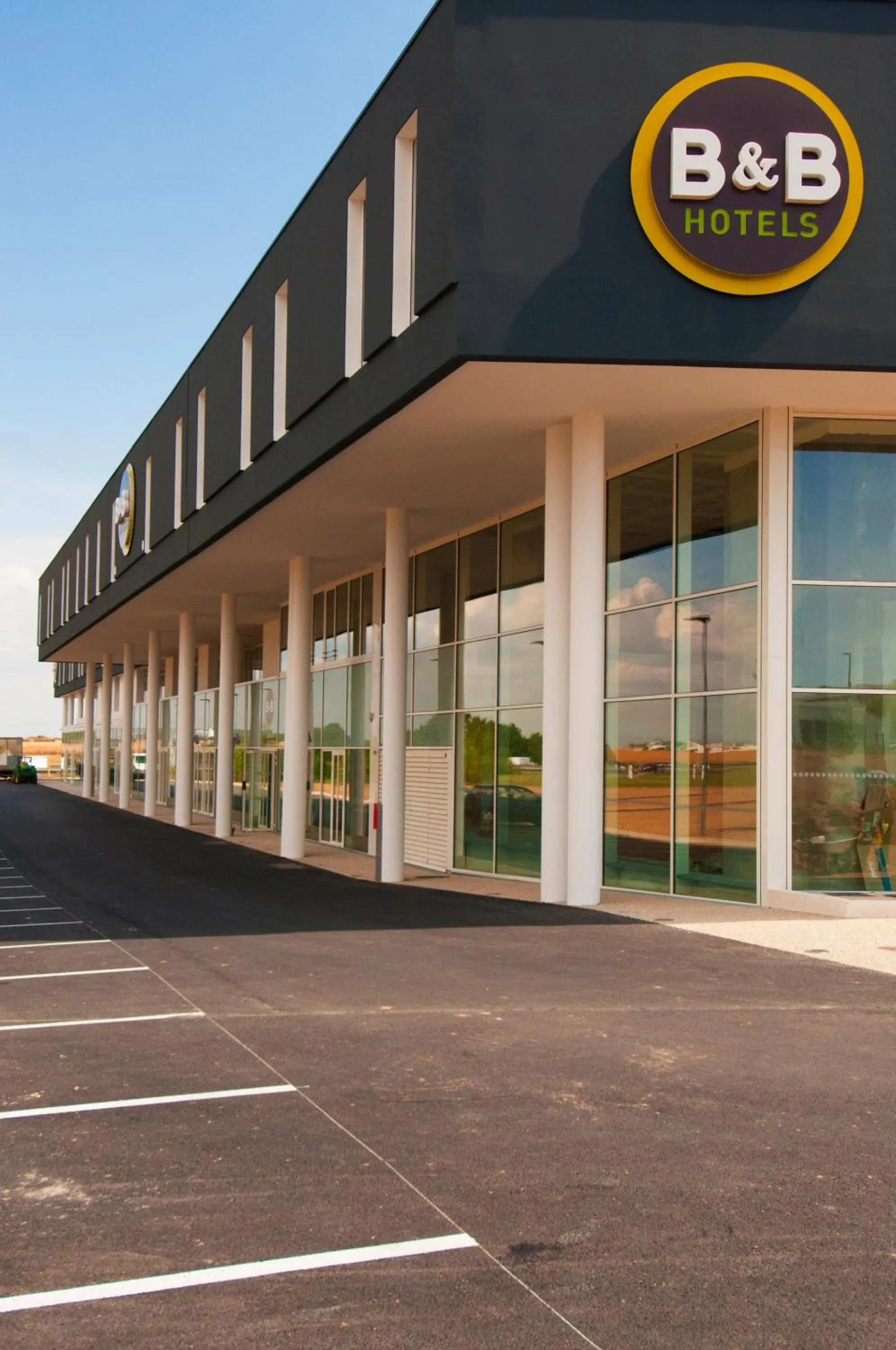 Facade/entrance in B&B HOTEL La Rochelle Beaulieu Puilboreau