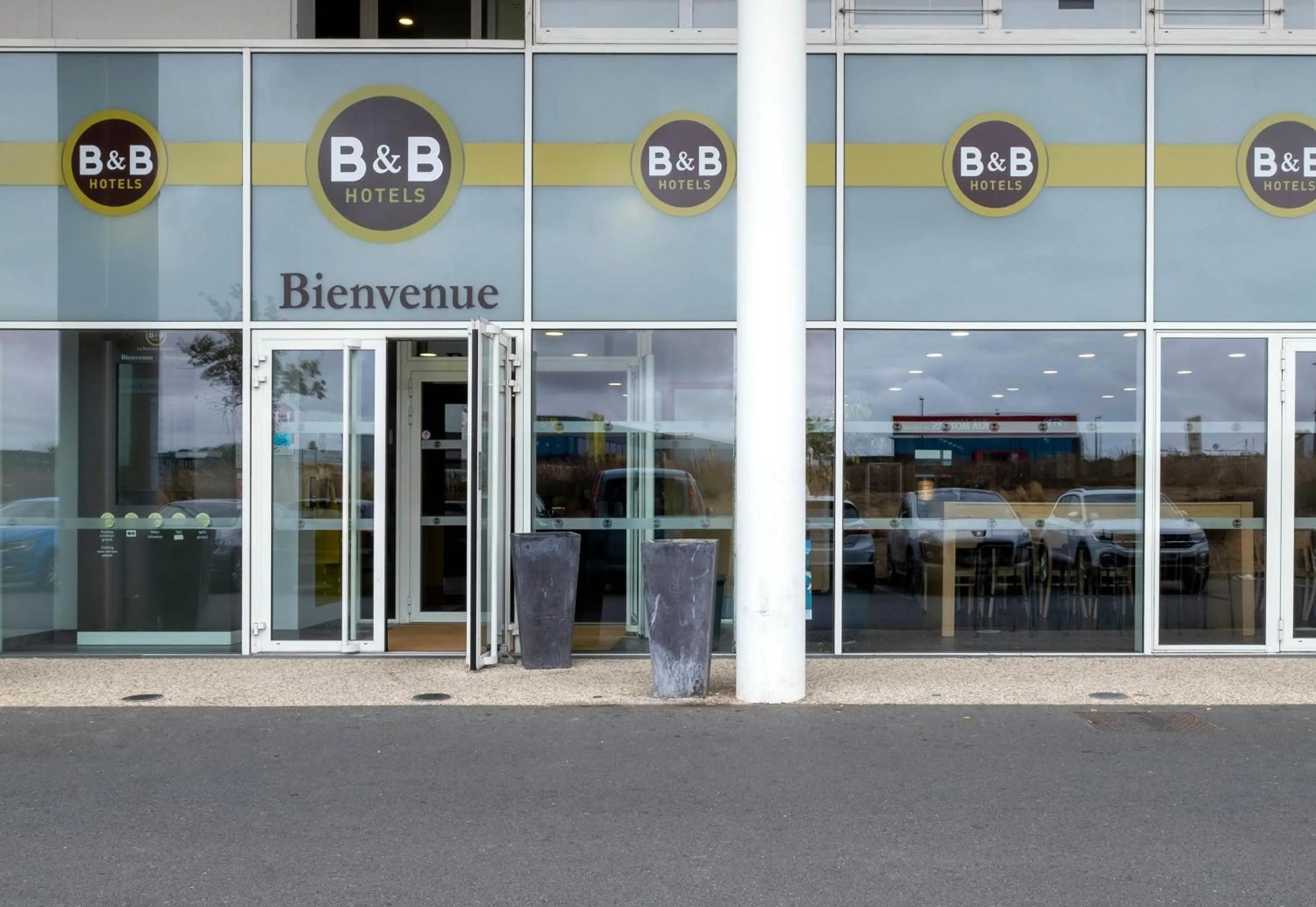Facade/entrance in B&B HOTEL La Rochelle Beaulieu Puilboreau