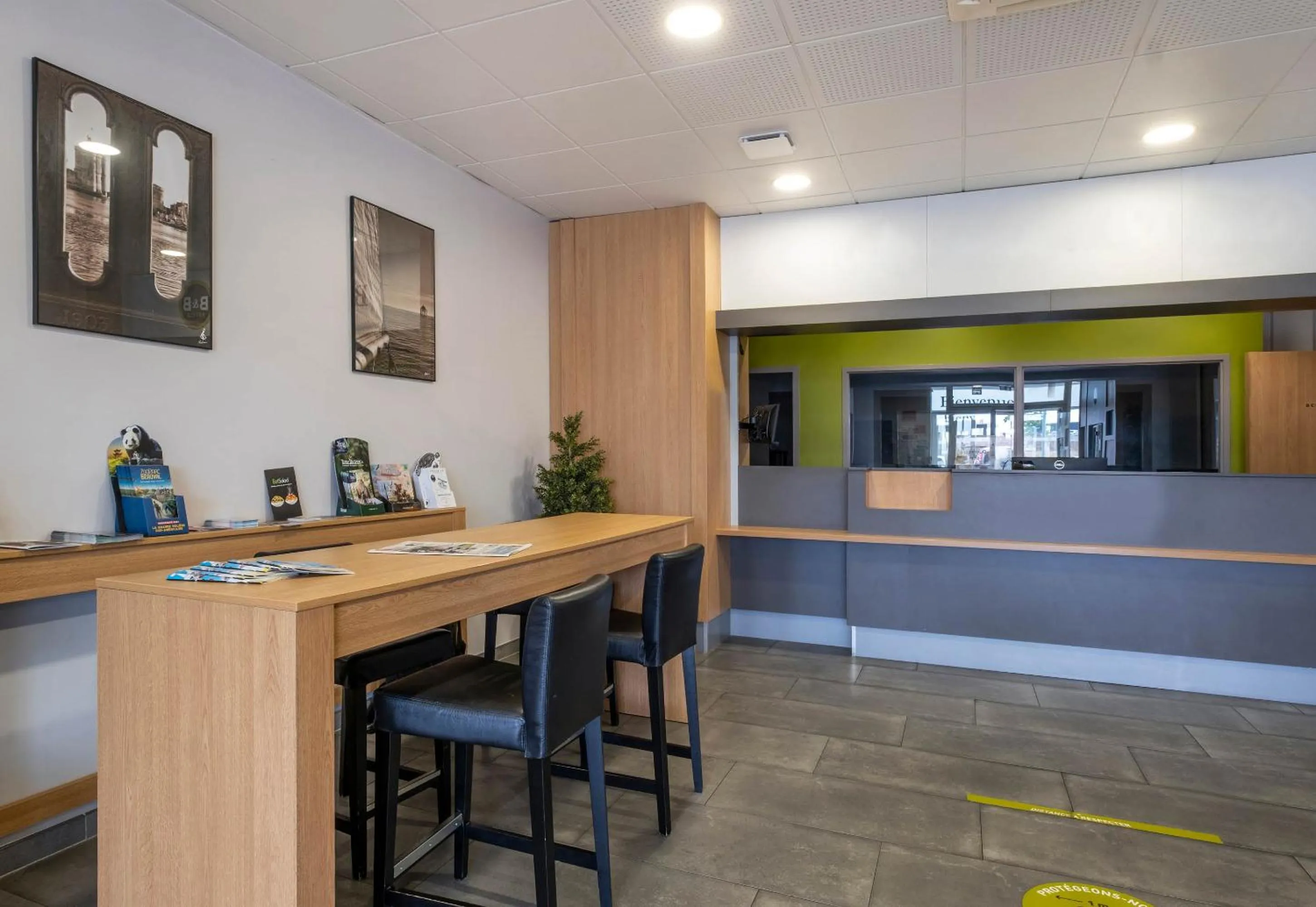 Lobby or reception in B&B HOTEL La Rochelle Beaulieu Puilboreau