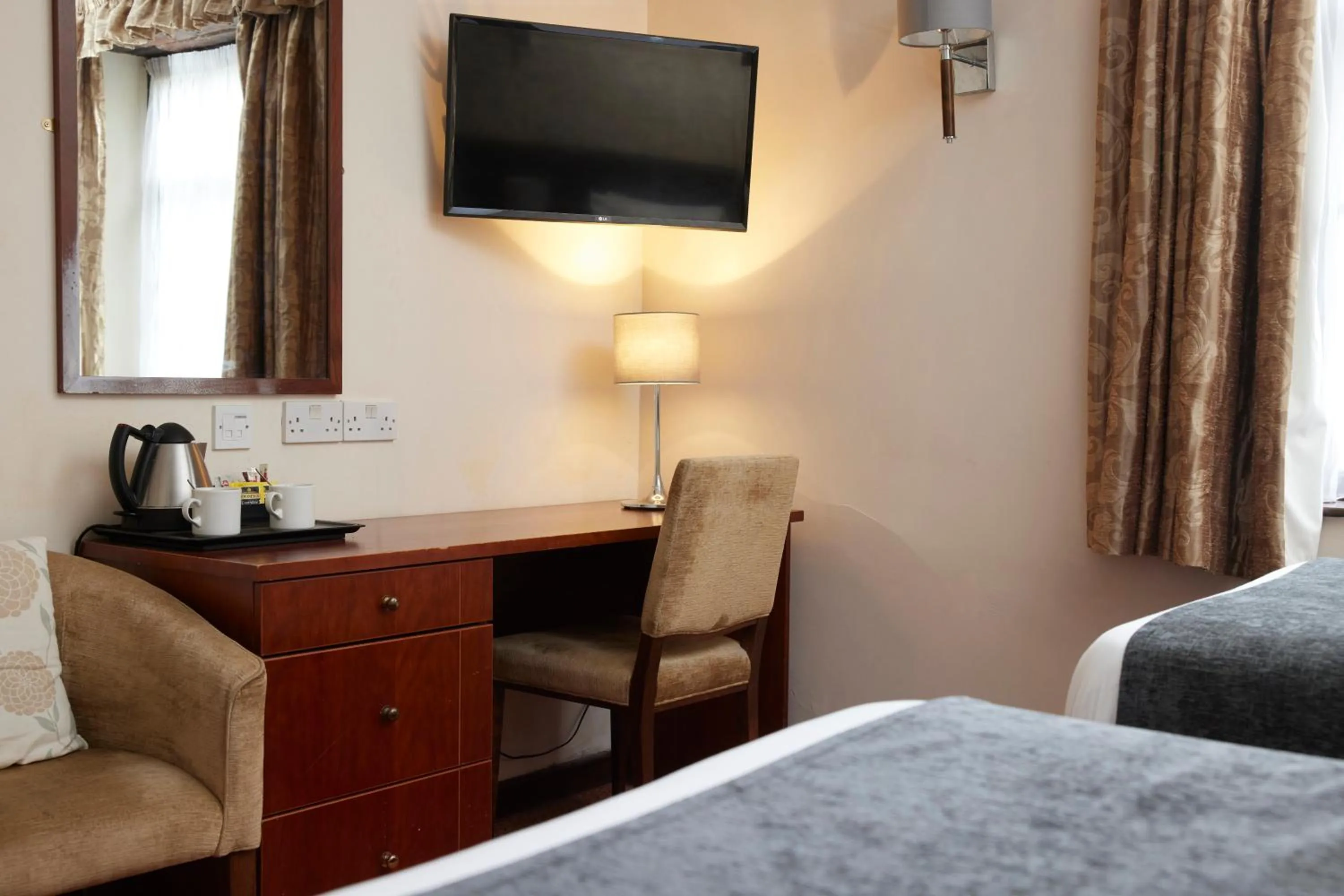 Bedroom, Bed in Hunters Hall Inn by Greene King Inns