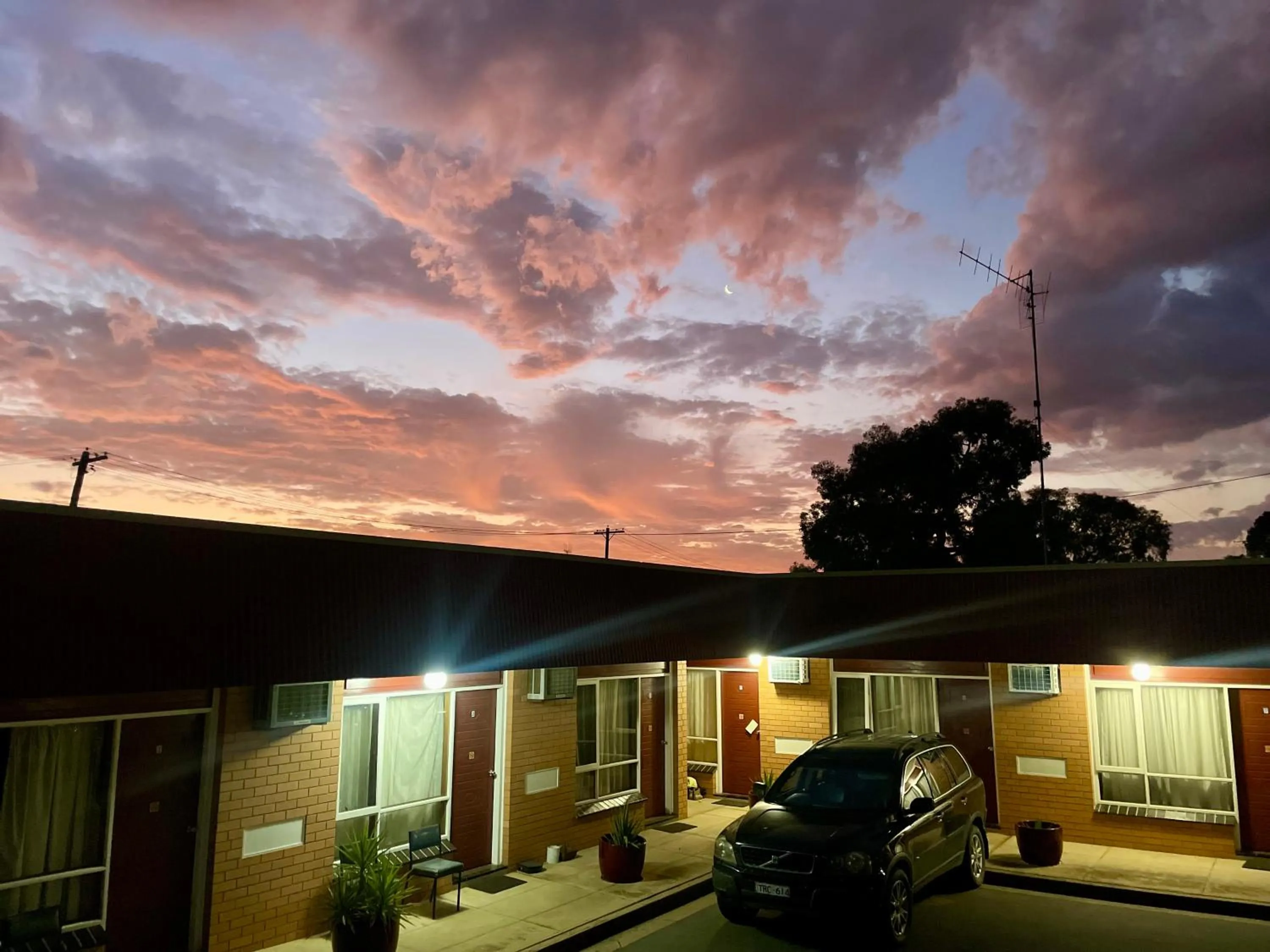 Night in Century Motor Inn, Finley