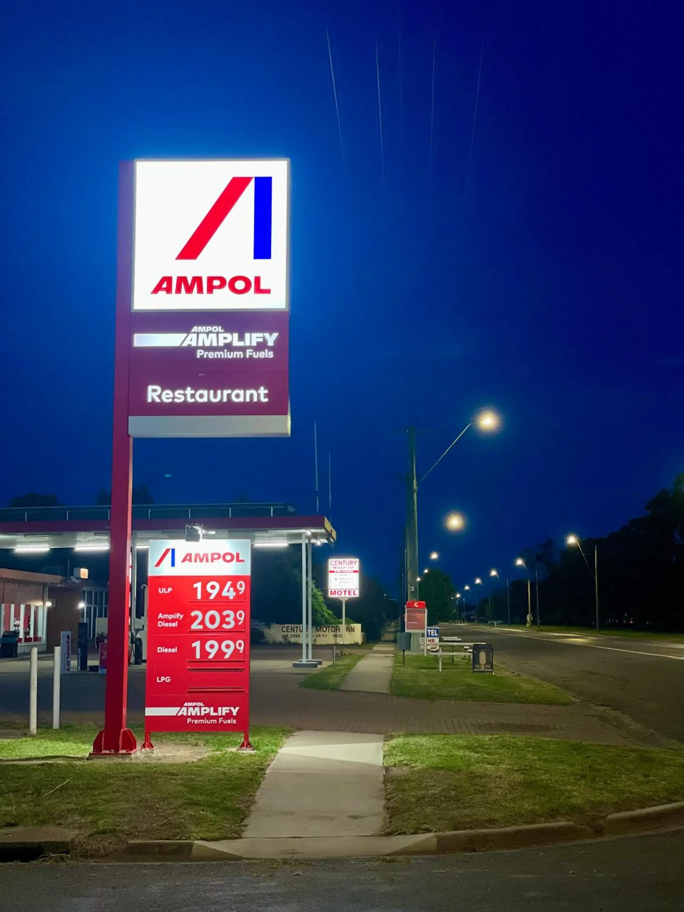 Night in Century Motor Inn, Finley