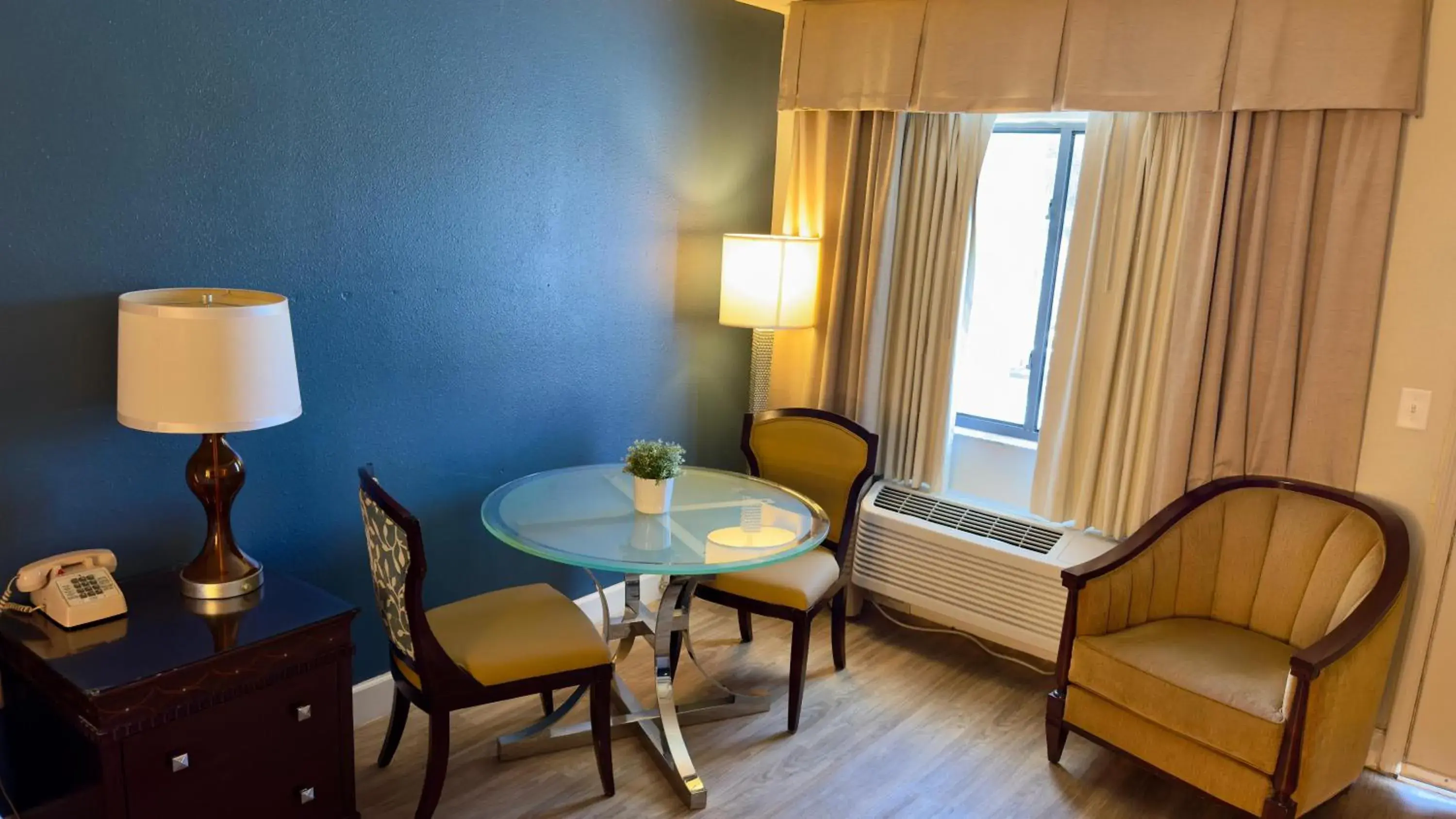 Deluxe King Room in Hotel Monte Carlo Deluxe King Room in Hotel Monte Carlo