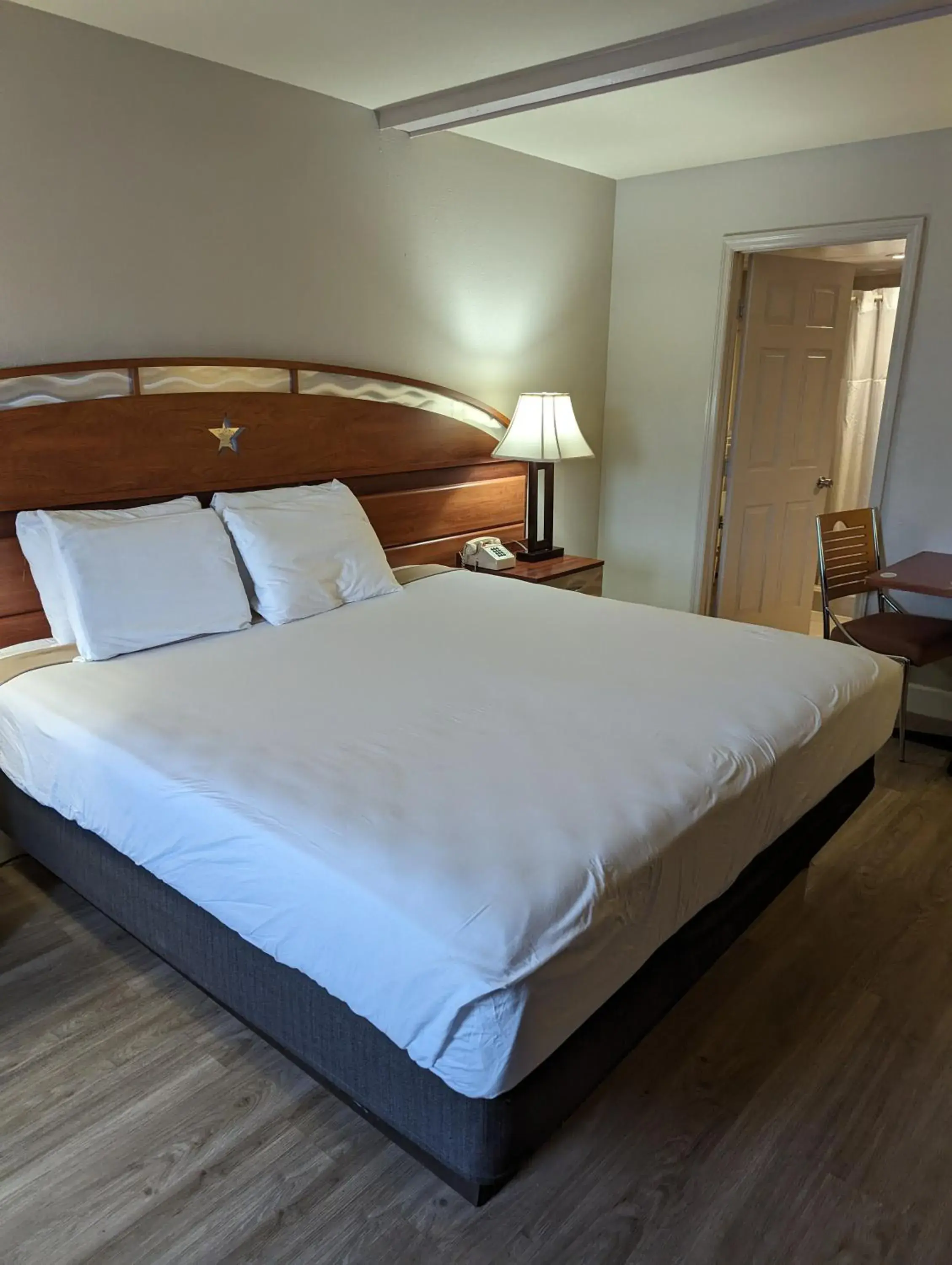 Bed in Monte Carlo Inn- Near Disney
