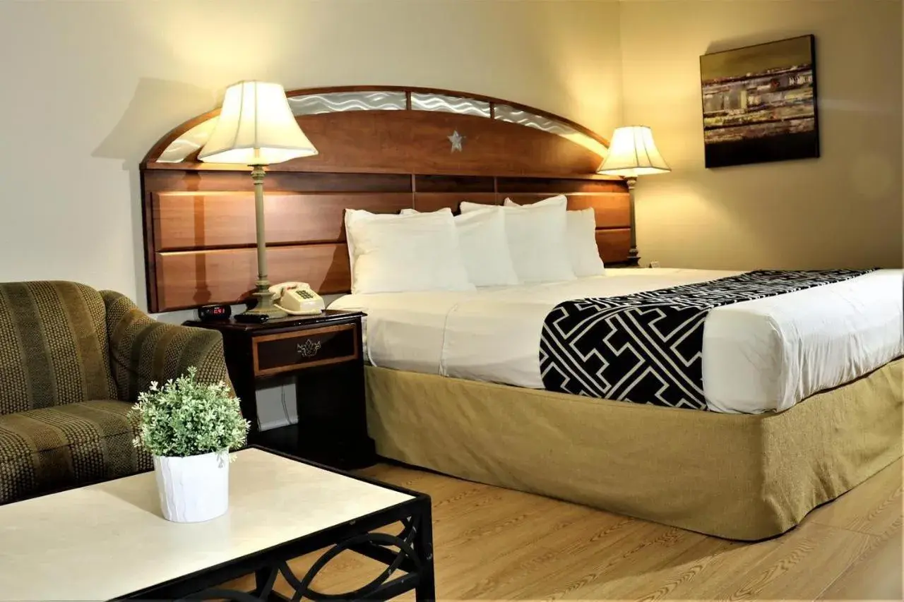 Bed in Monte Carlo Inn- Near Disney