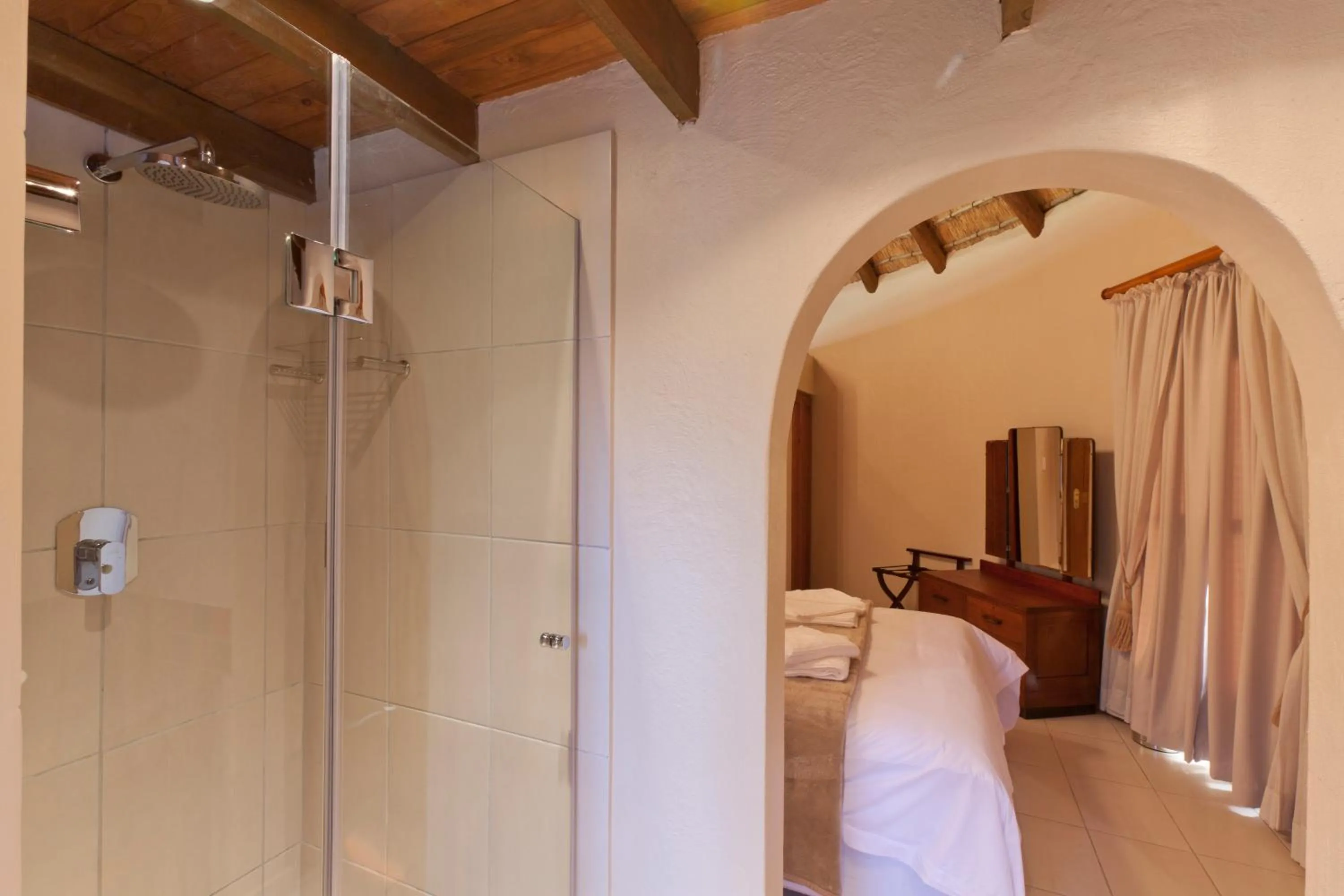 Shower, Bed in Whispering Waters