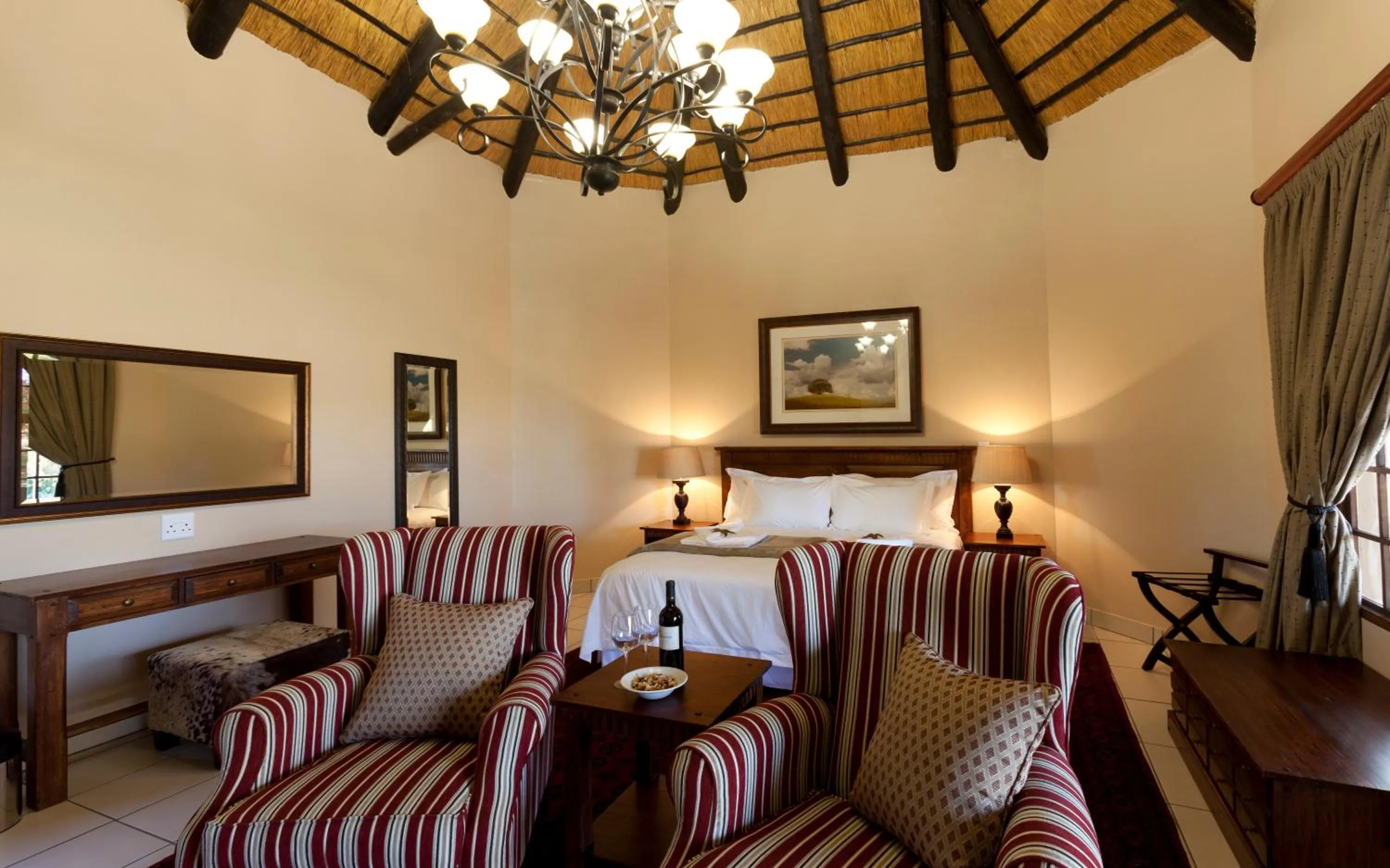 Photo of the whole room in Whispering Waters