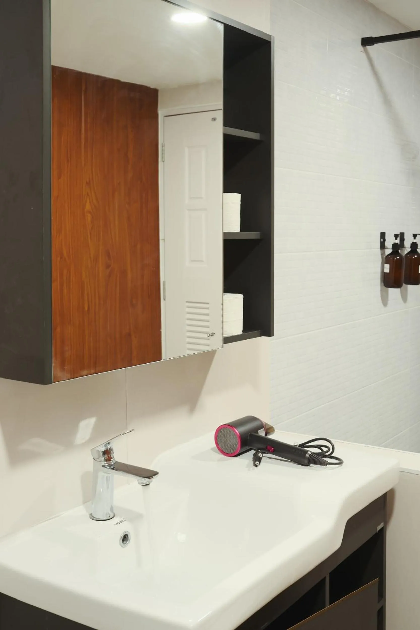 Private Full-Floor Spacious 5BR in China Town