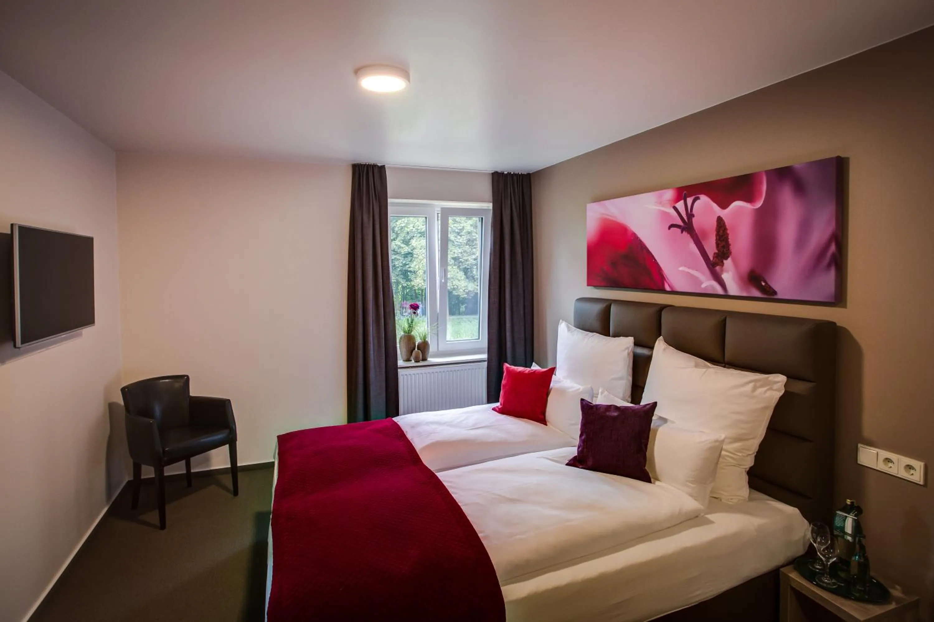 Photo of the whole room, Bed in Weserhotel Schwager