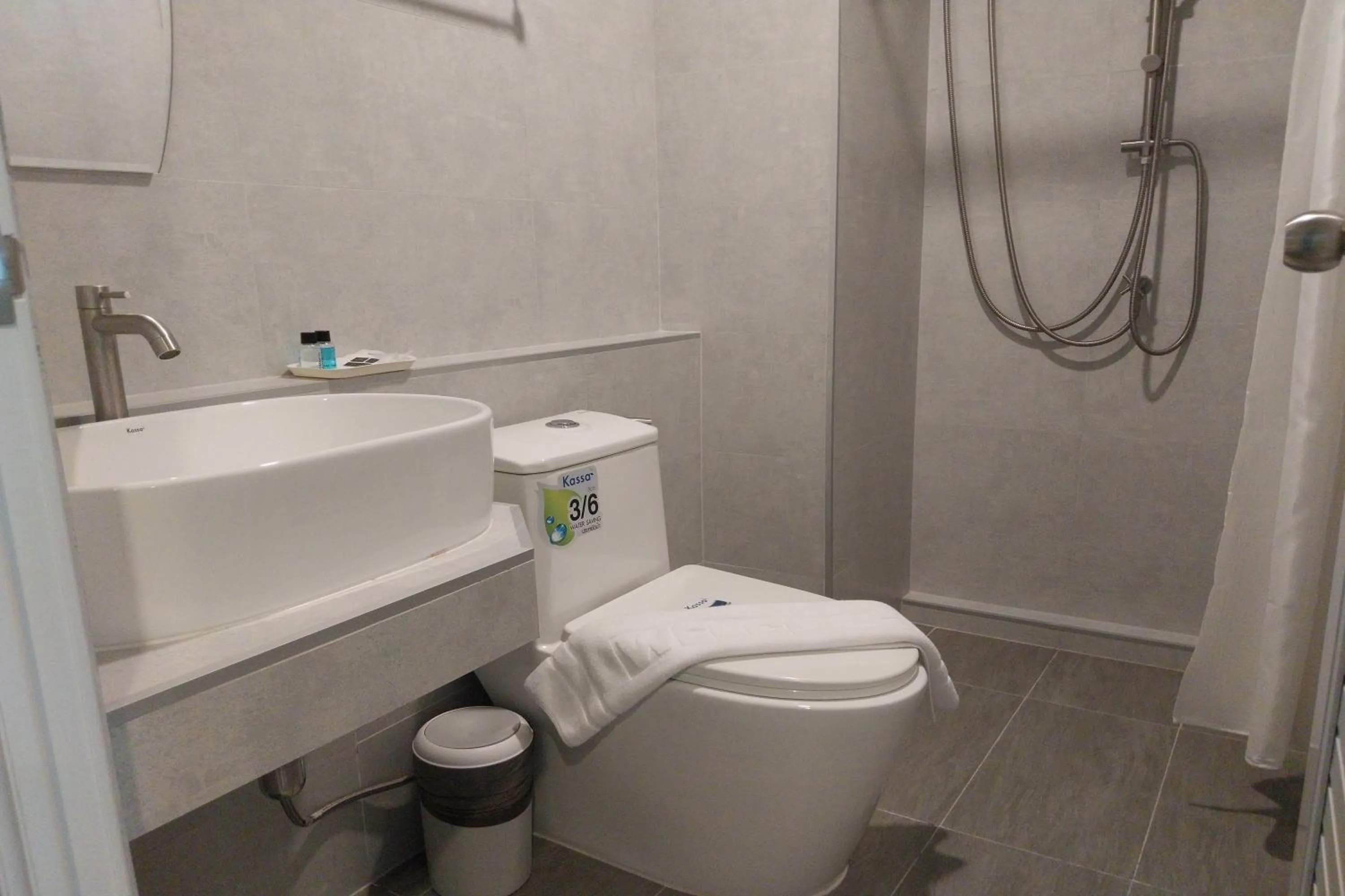Toilet in Ployburi Boutique Hotel