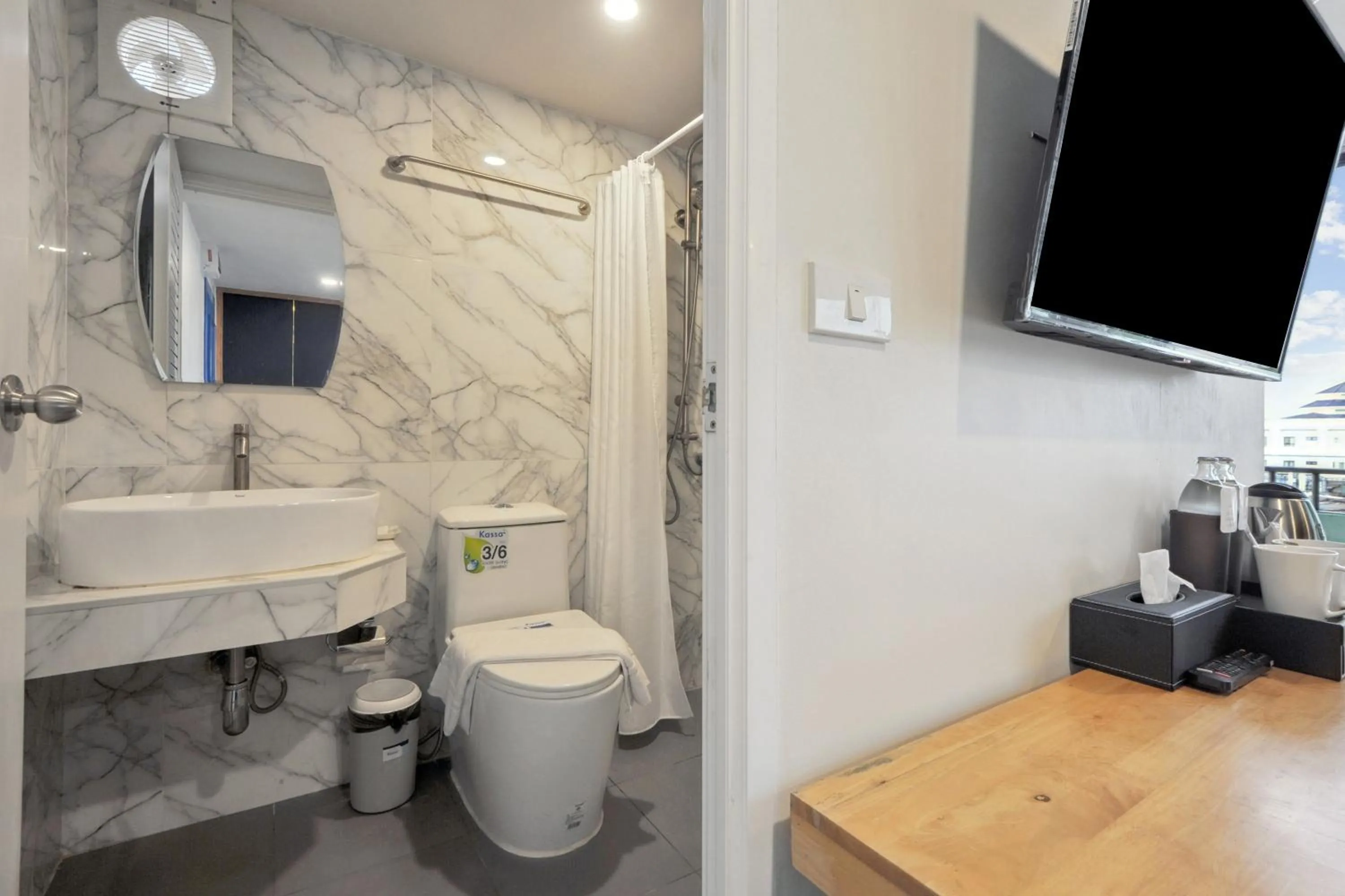 Toilet in Ployburi Boutique Hotel