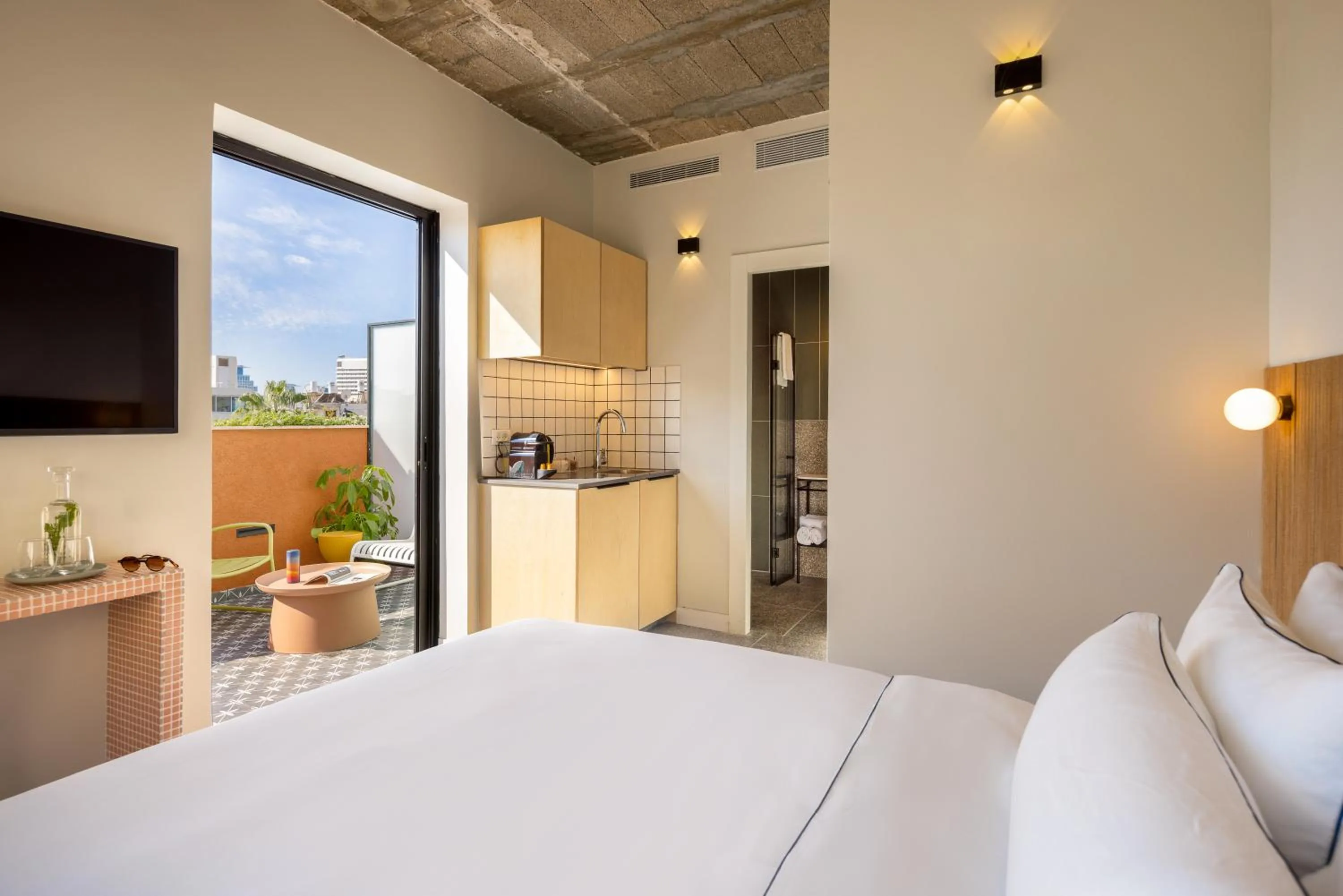 Kitchen or kitchenette, Bed in Savanna - by Loginn Tel-Avivian hotels