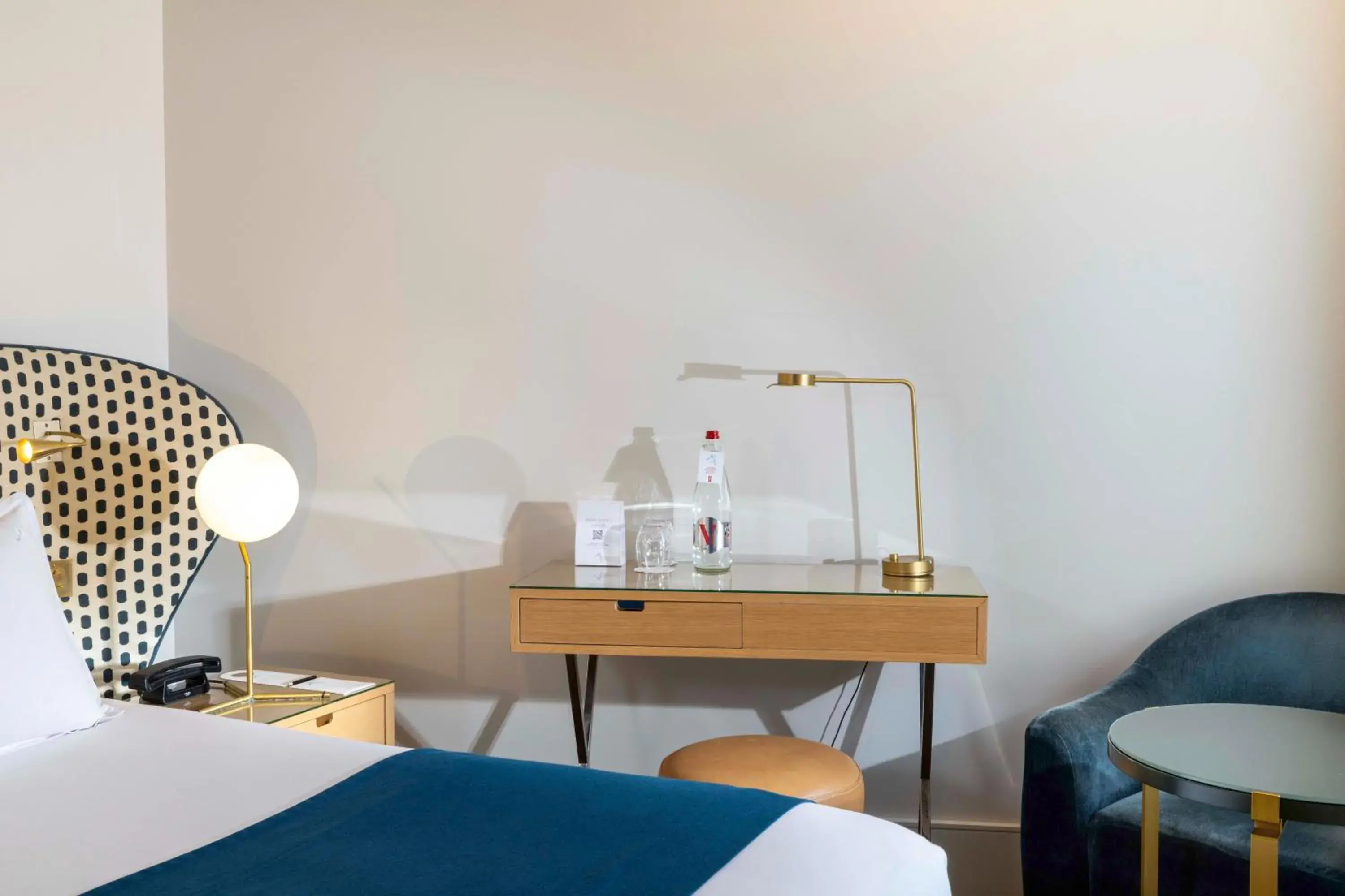 Property building, Bed in Hôtel Le Marianne Property building, Bed in Hôtel Le Marianne