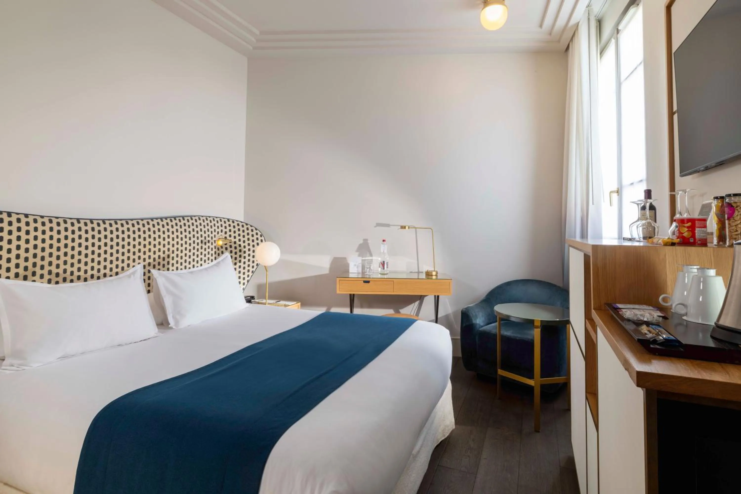 Property building, Bed in Hôtel Le Marianne