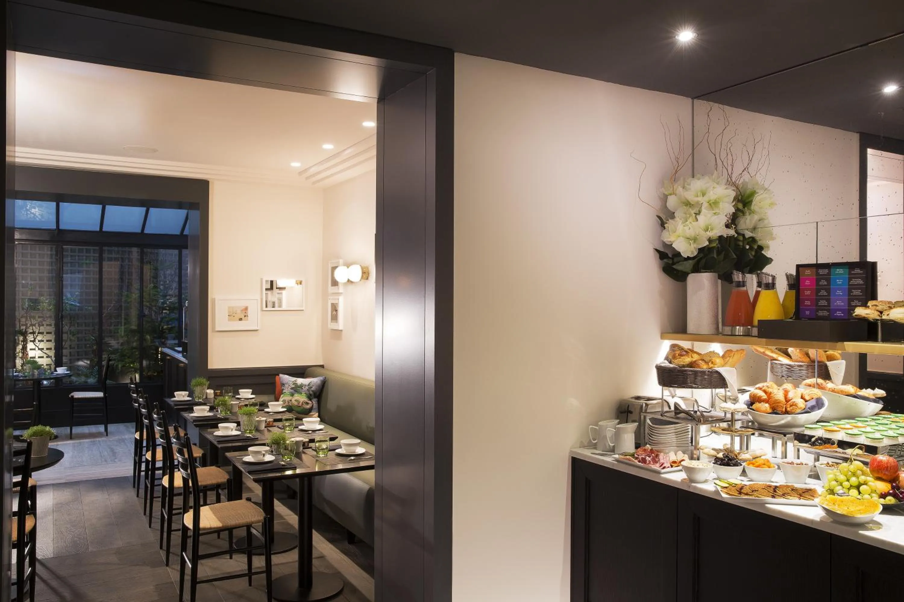 Lounge or bar in Hôtel Le Marianne