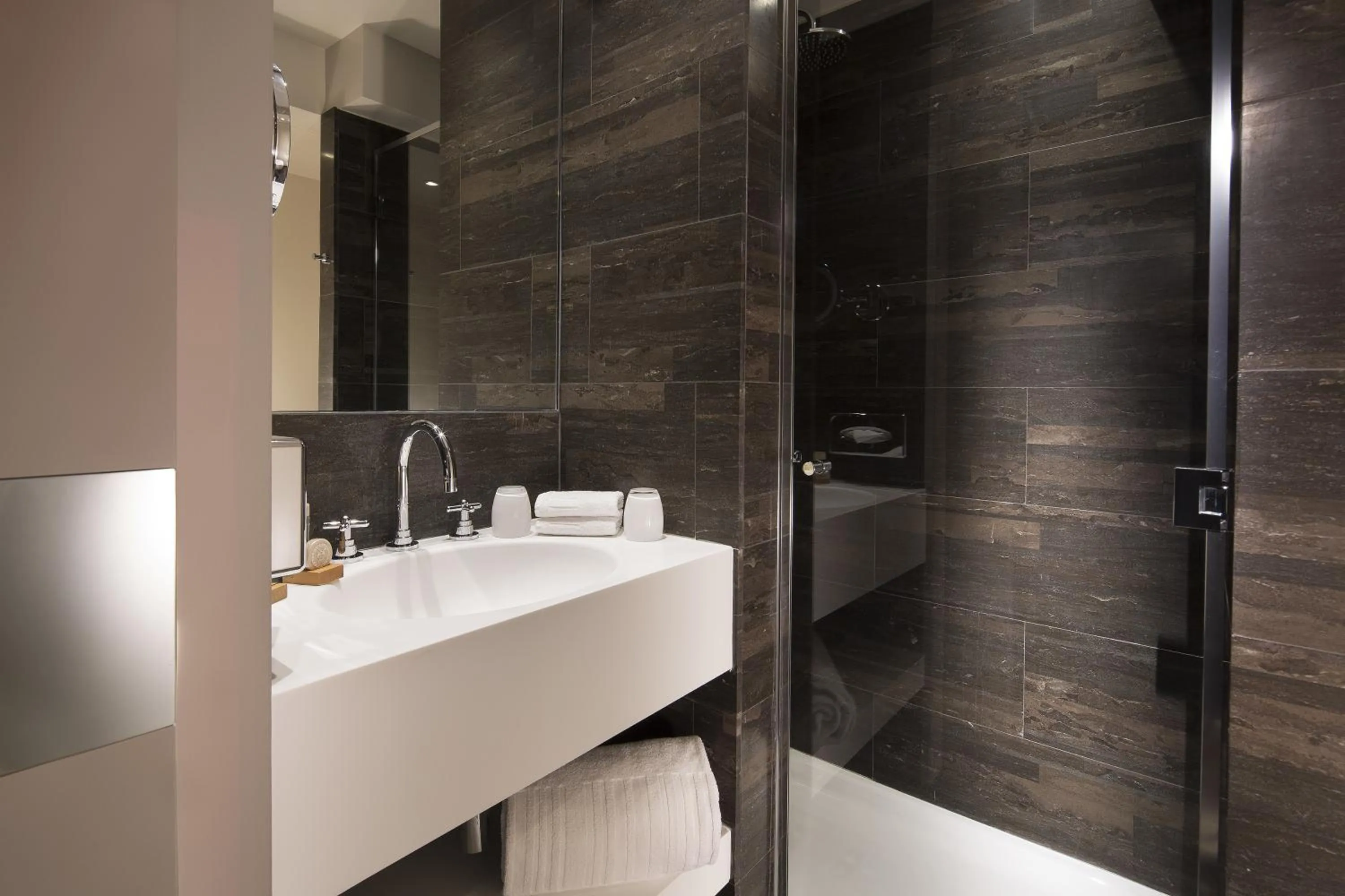 Shower in Hôtel Le Marianne