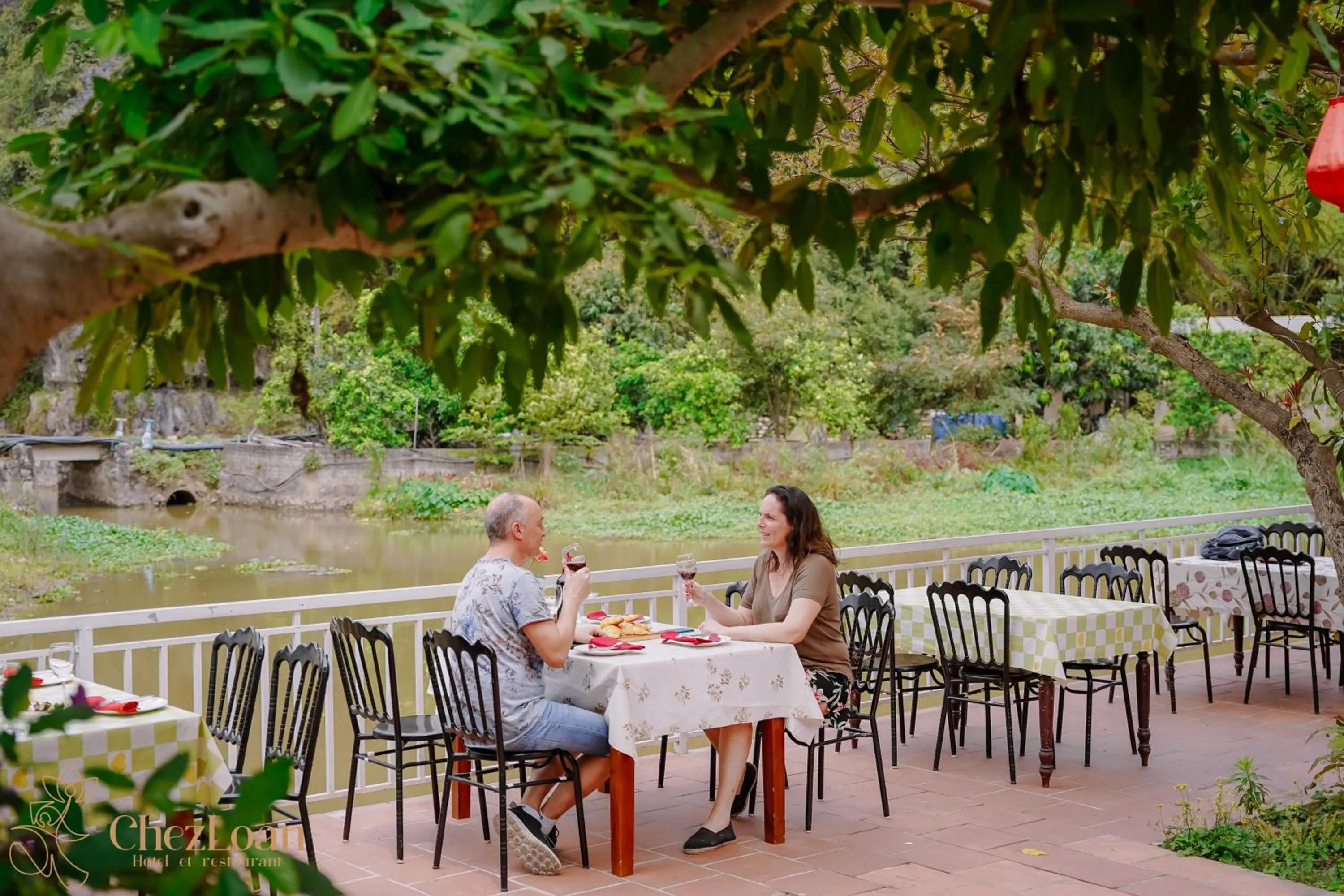 Restaurant/places to eat in Chez Loan Hotel