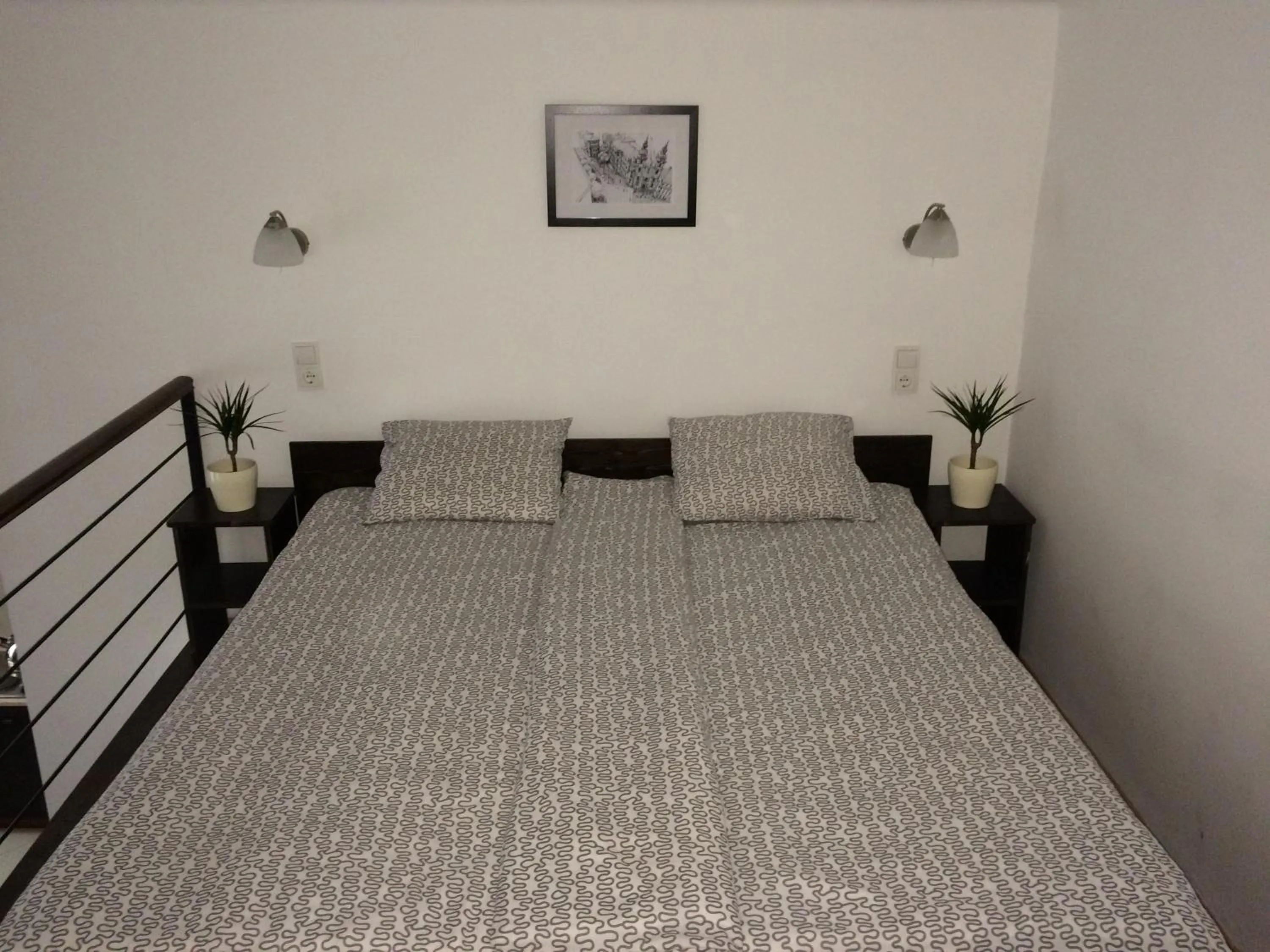 Bedroom, Bed in Central King Apartment